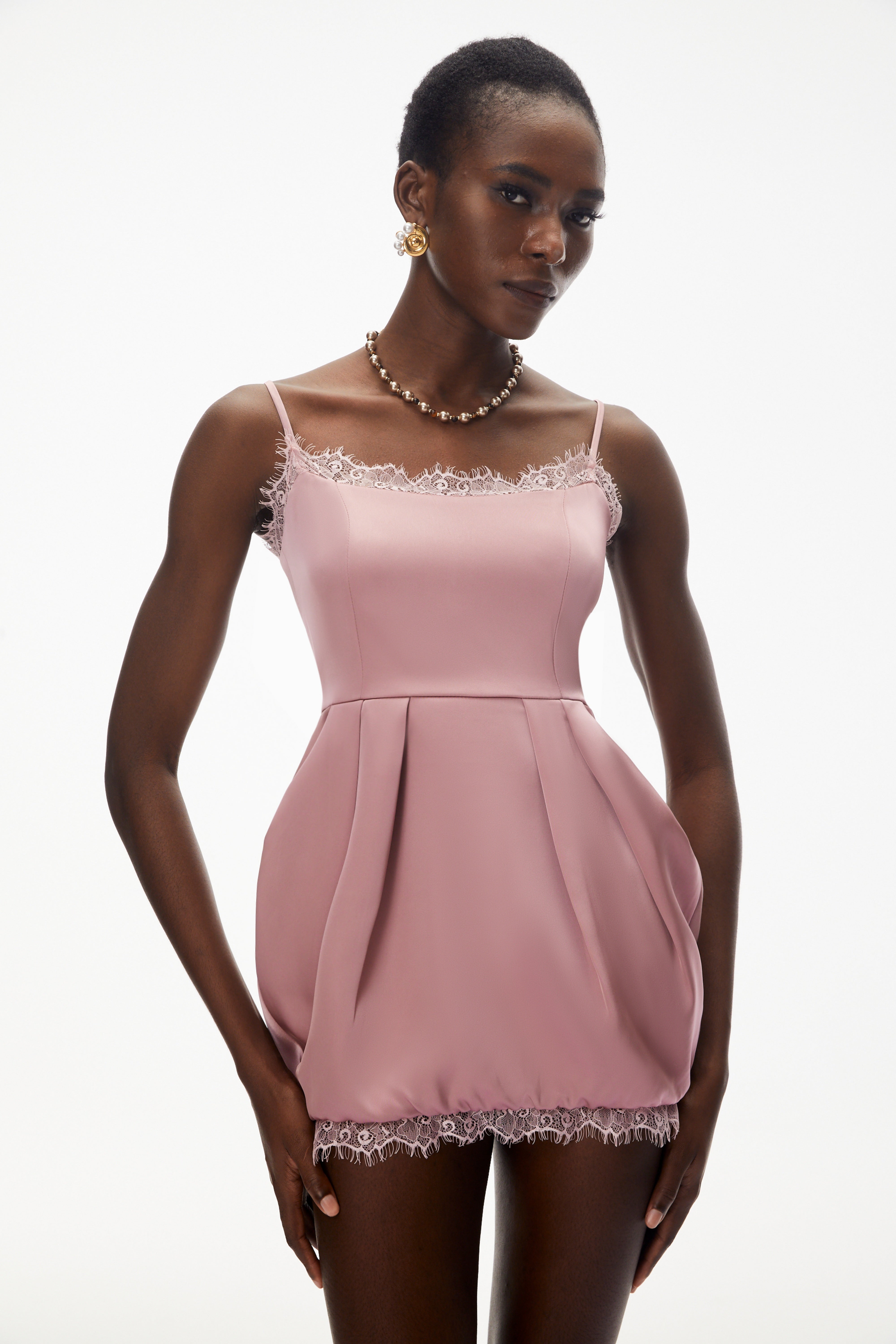 فستان قصير من أروها باللون الوردي ومزين بالدانتيل
