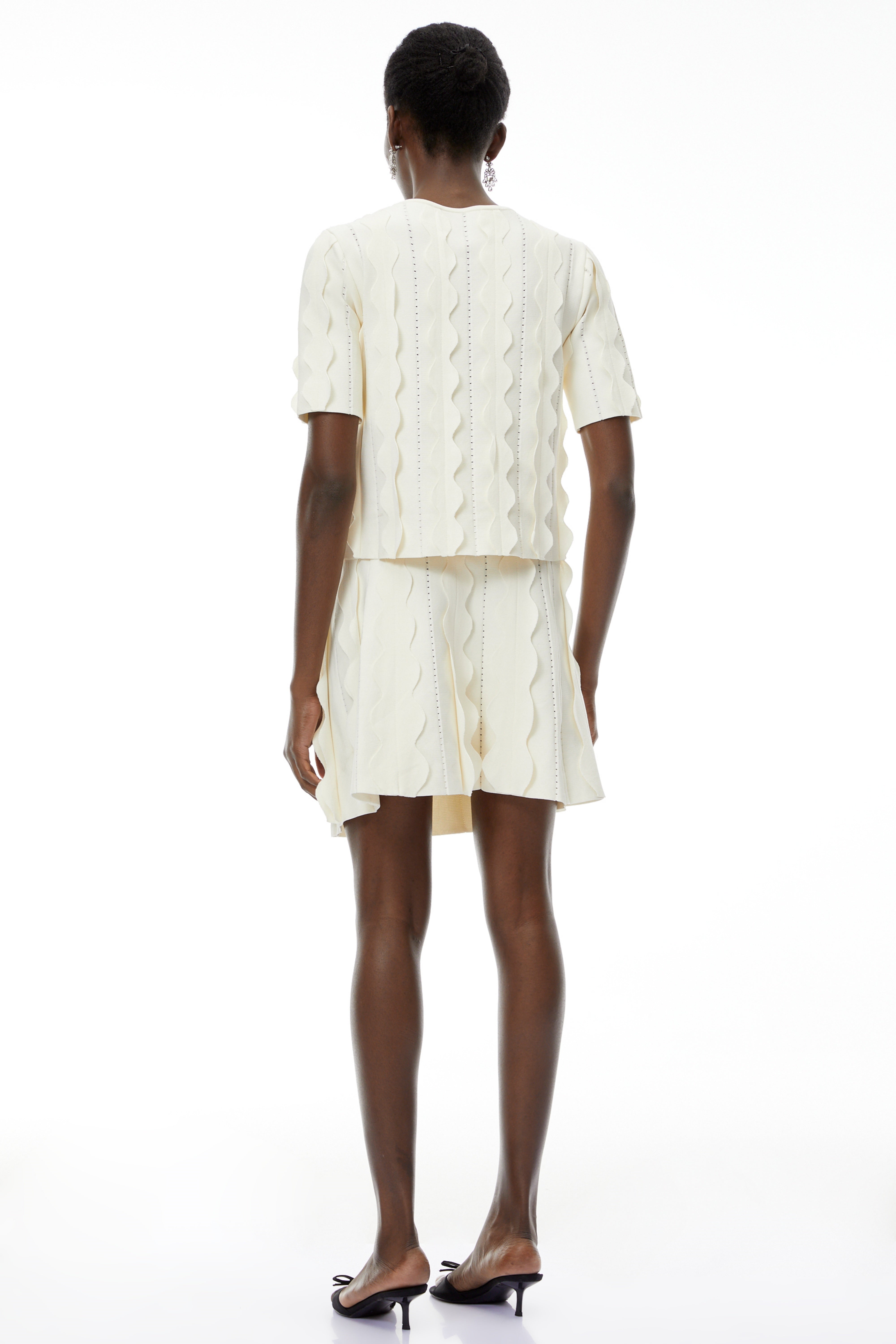 Ásdís – Set aus weißer Bluse und Rock mit Perlenverzierung