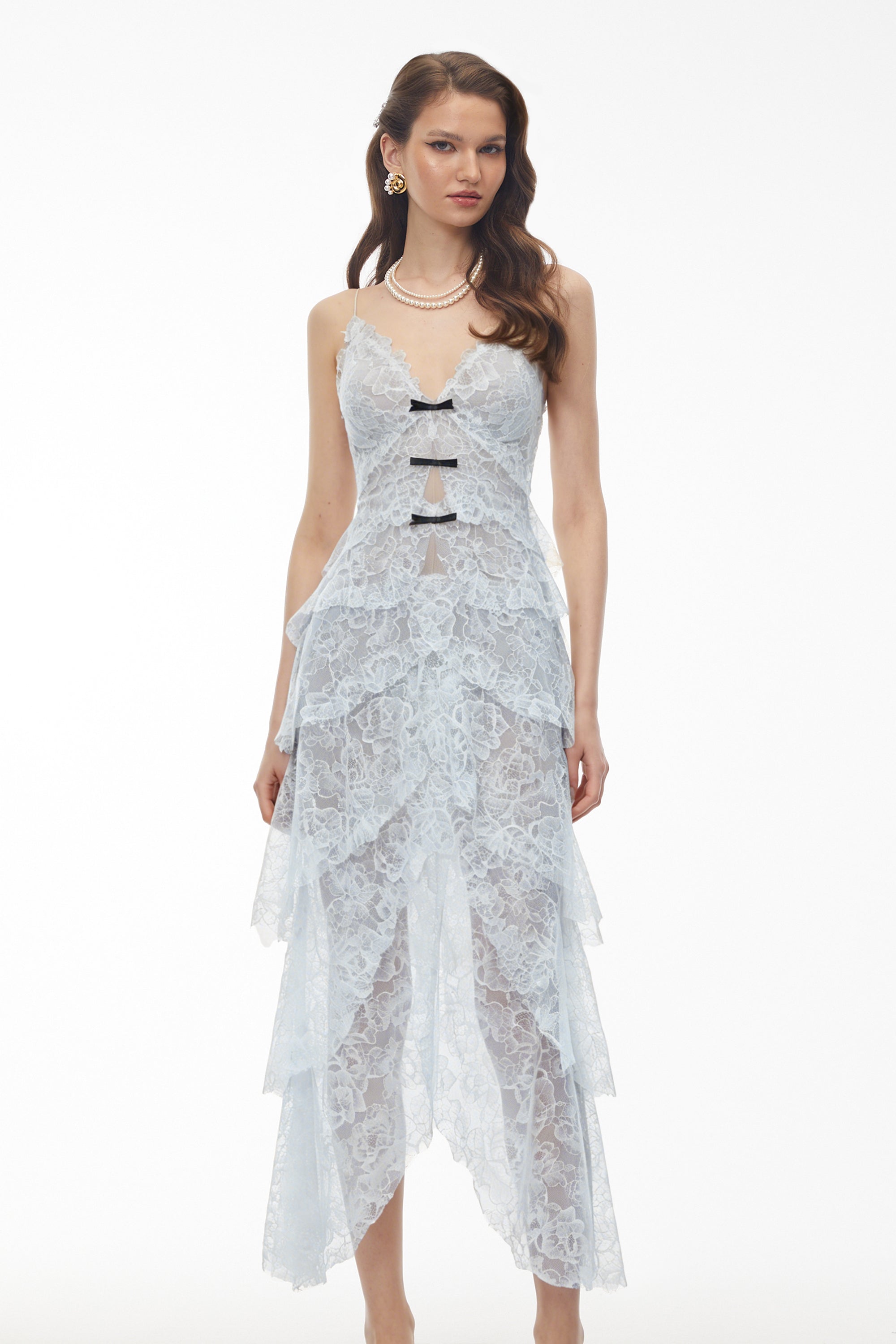 Robe longue à volants en dentelle florale bleue Atousa avec nœud