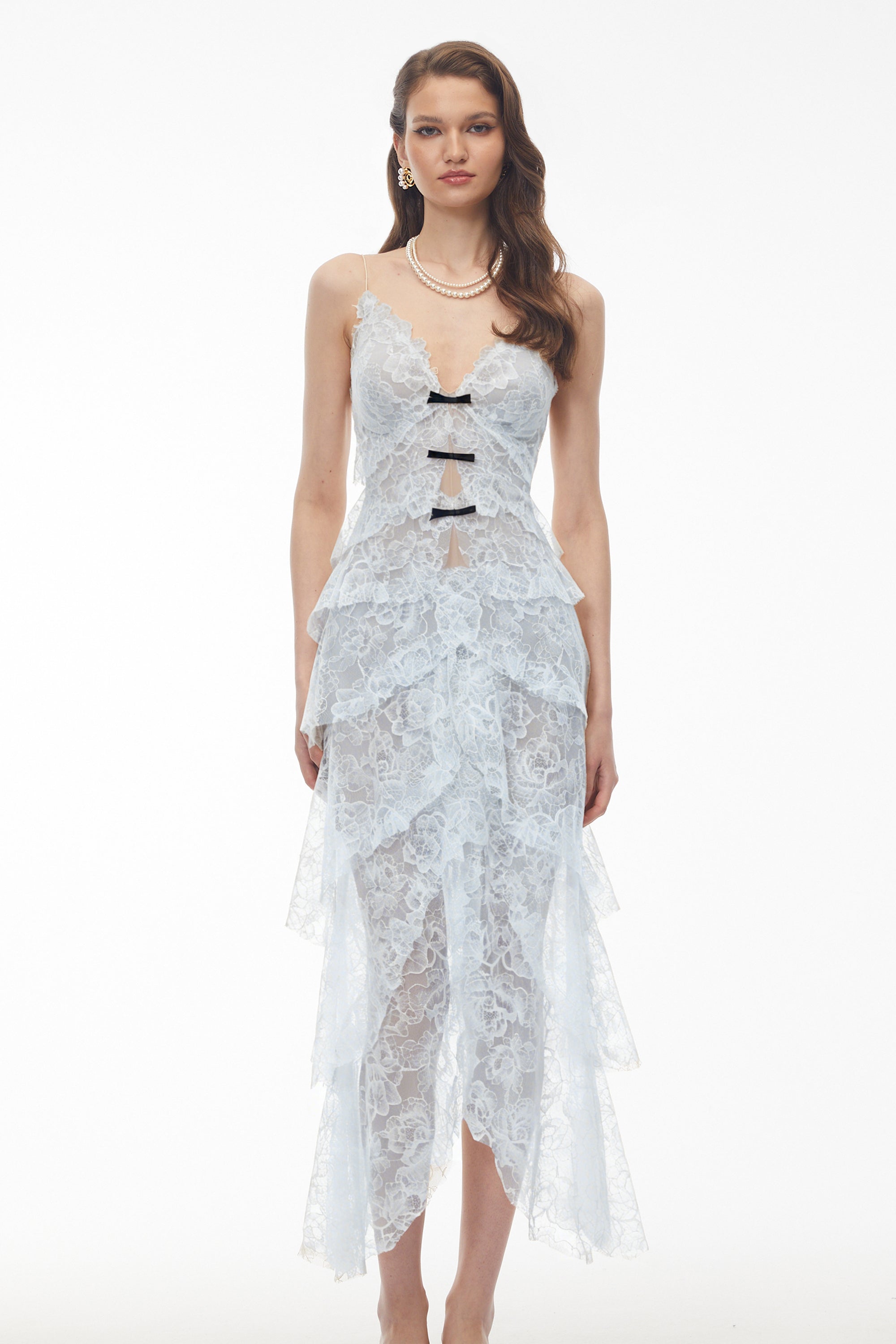 Robe longue à volants en dentelle florale bleue Atousa avec nœud