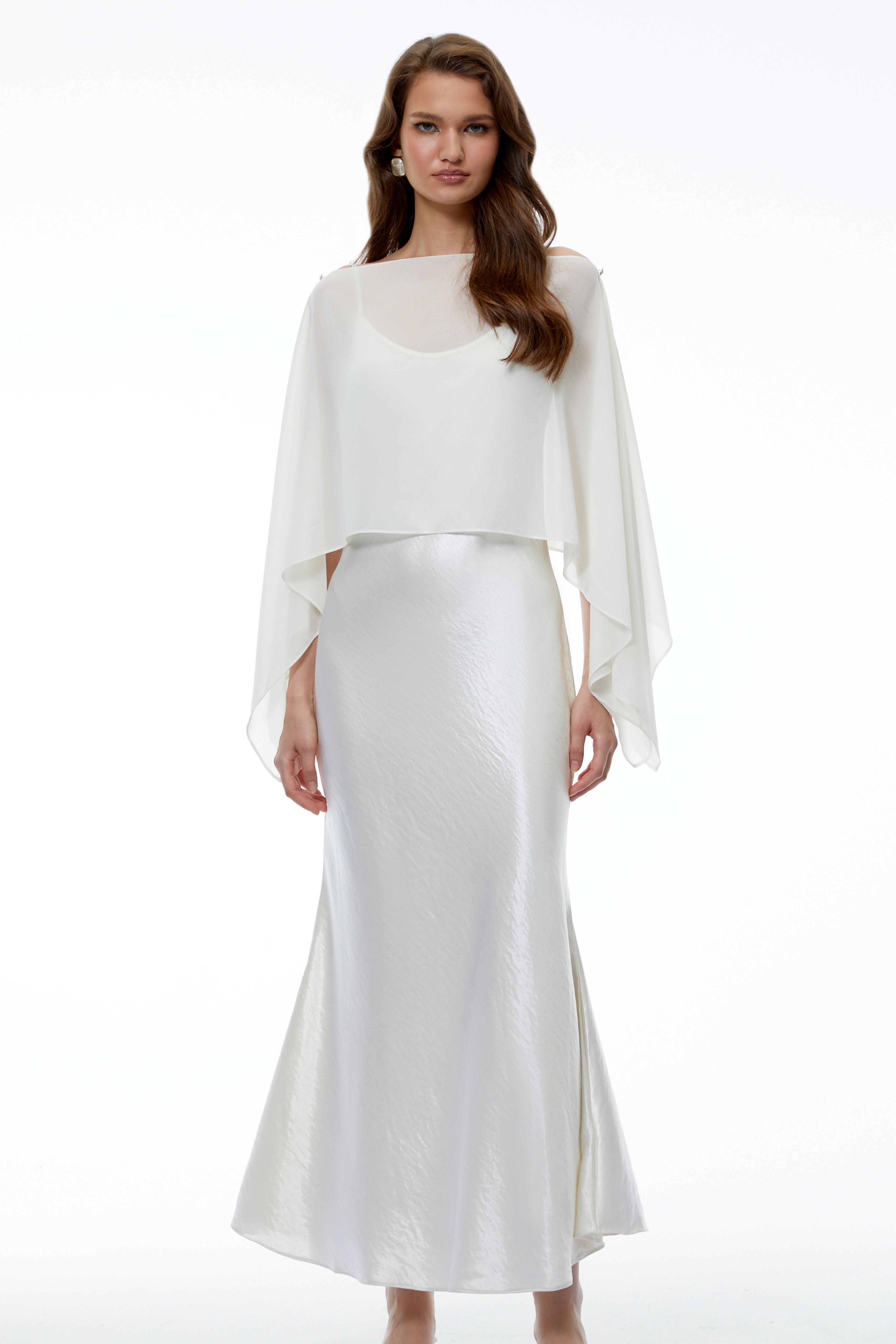Robe longue Aurelia en satin blanc avec superposition en mousseline