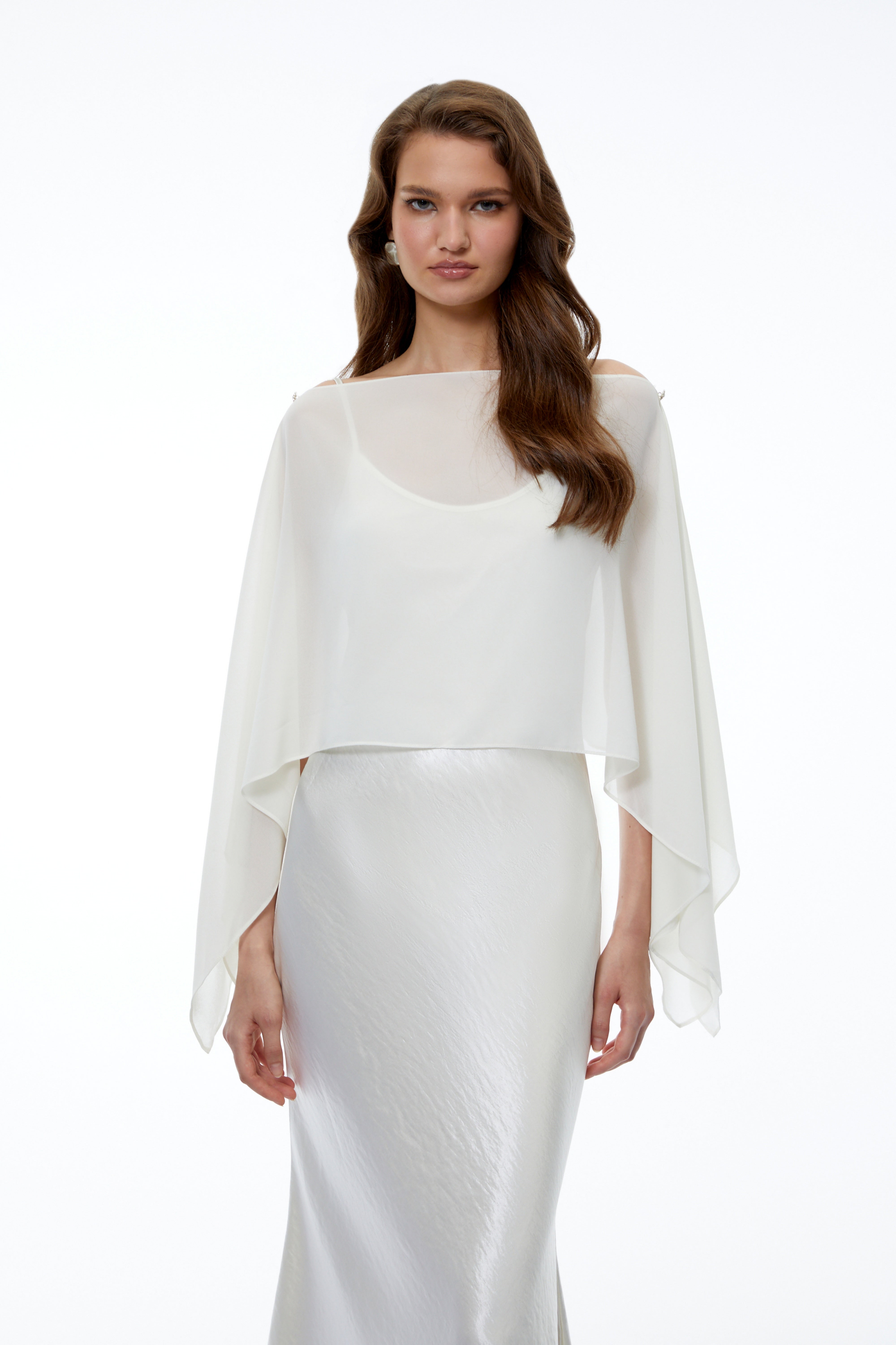 Robe longue Aurelia en satin blanc avec superposition en mousseline