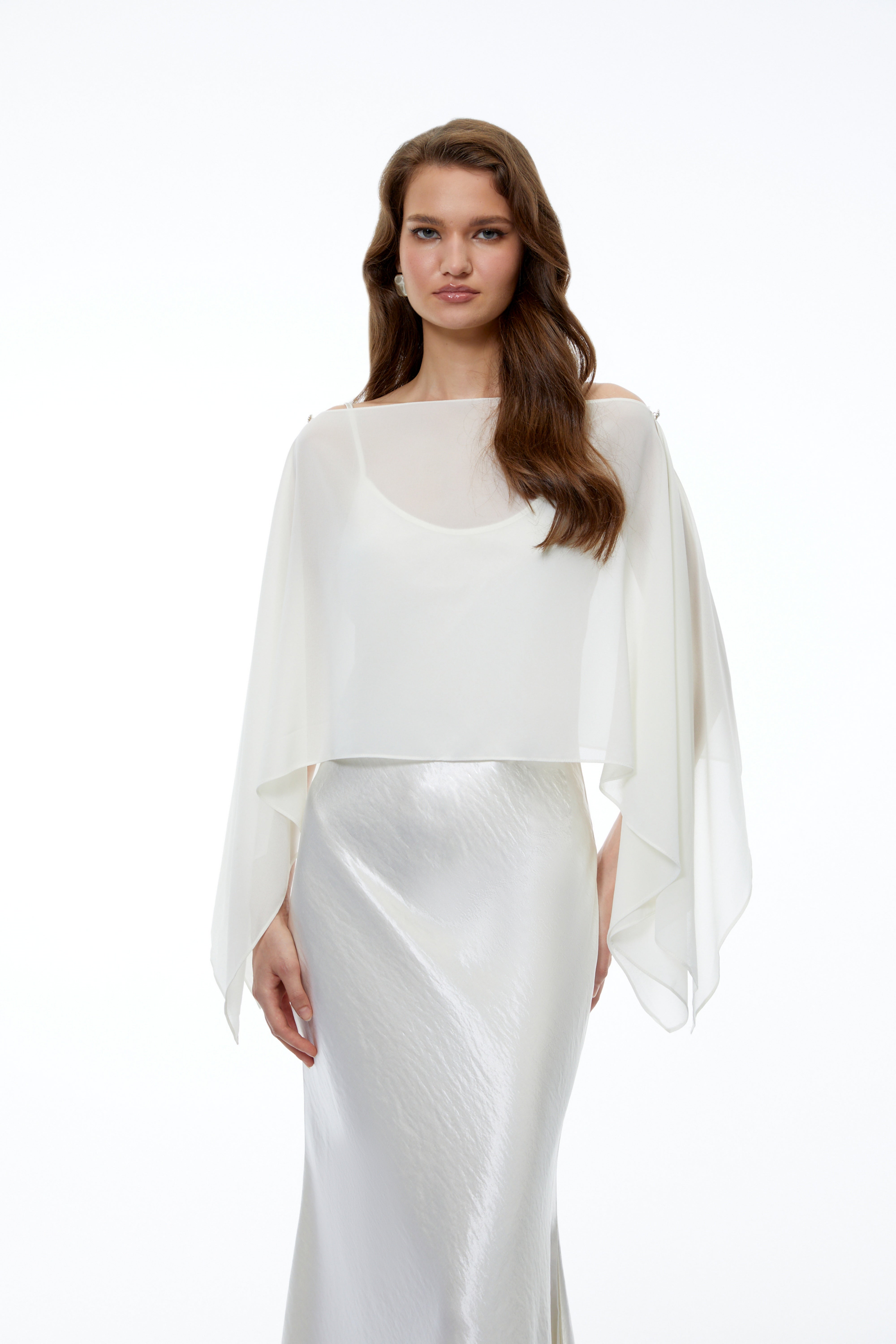 Robe longue Aurelia en satin blanc avec superposition en mousseline