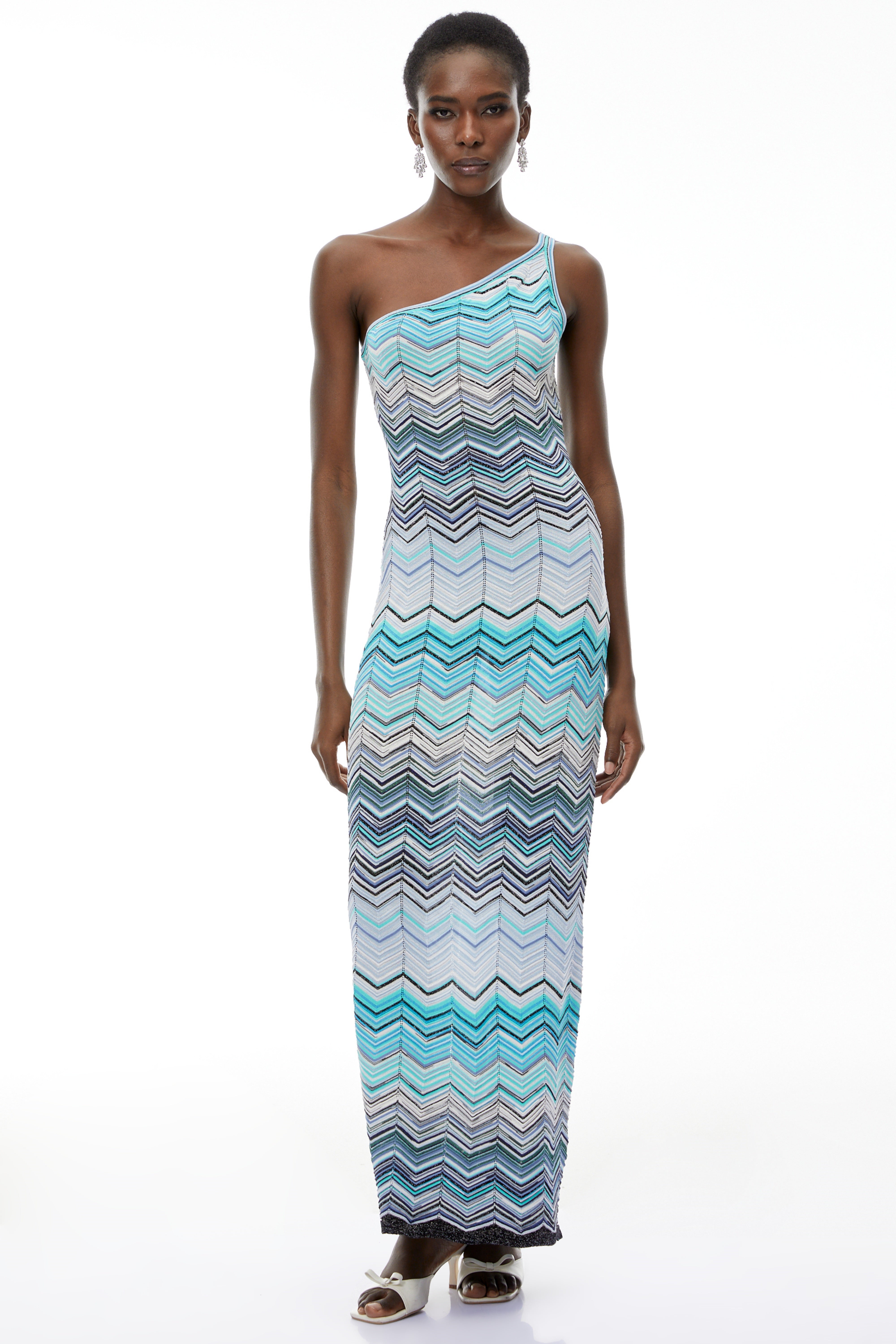 فستان طويل من التريكو باللون الأزرق الفاتح من Avery بنمط الأمواج
