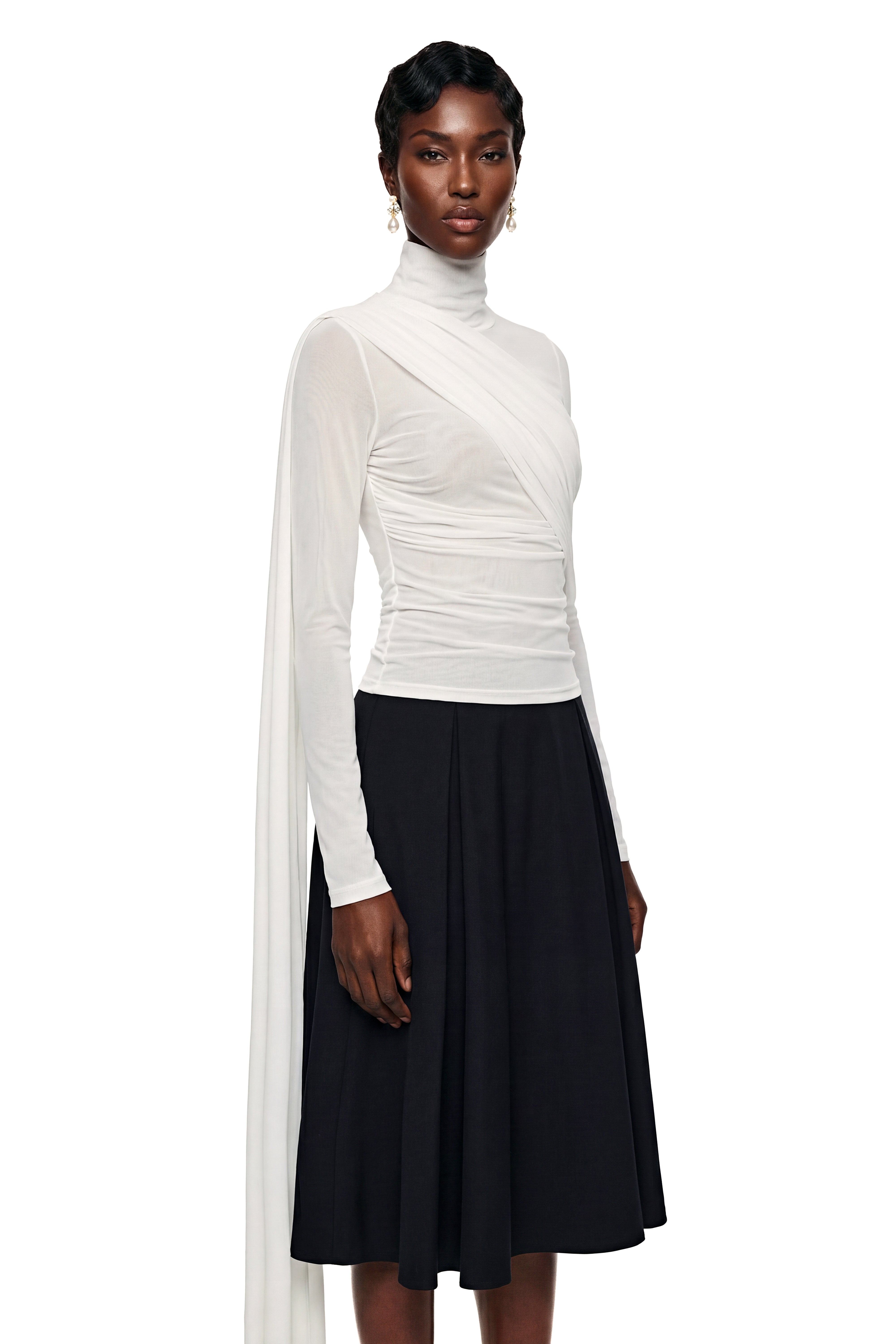 بلوزة «أياندا» بيضاء ذات ياقة عالية مع تفاصيل على شكل فيونكة