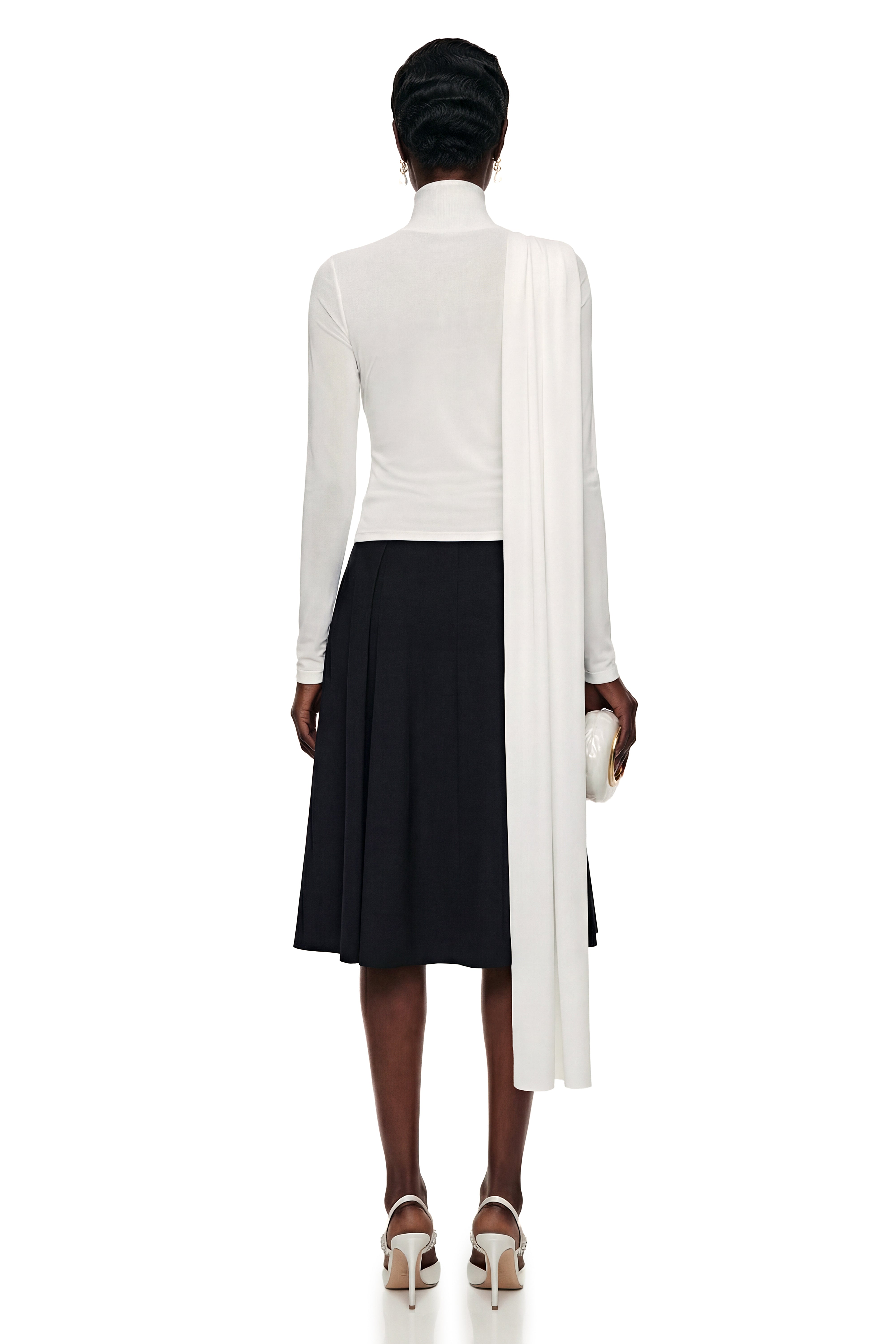 بلوزة «أياندا» بيضاء ذات ياقة عالية مع تفاصيل على شكل فيونكة