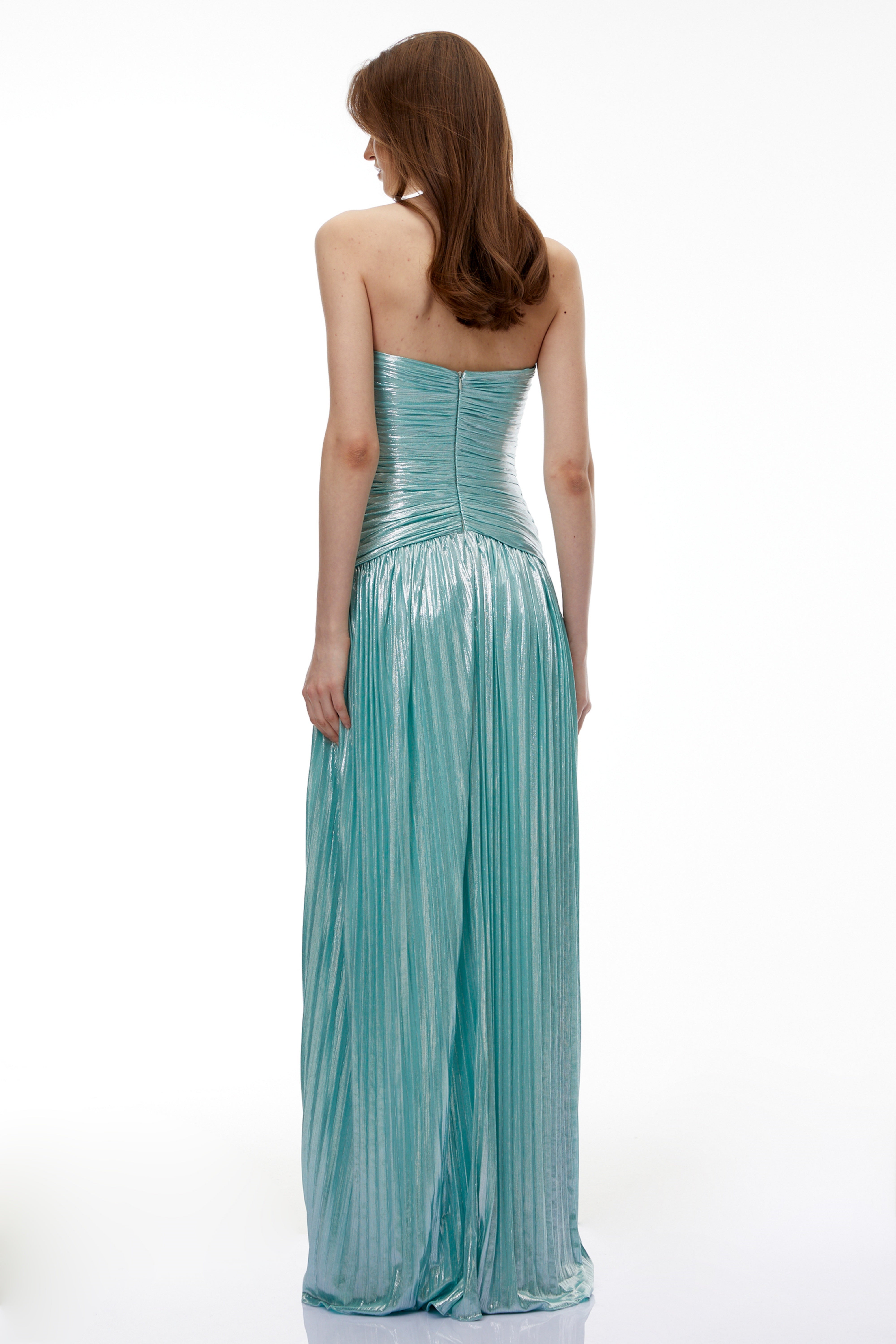 فستان طويل بفتحة جانبية عالية وبدون حمالات وبتصميم مطوي