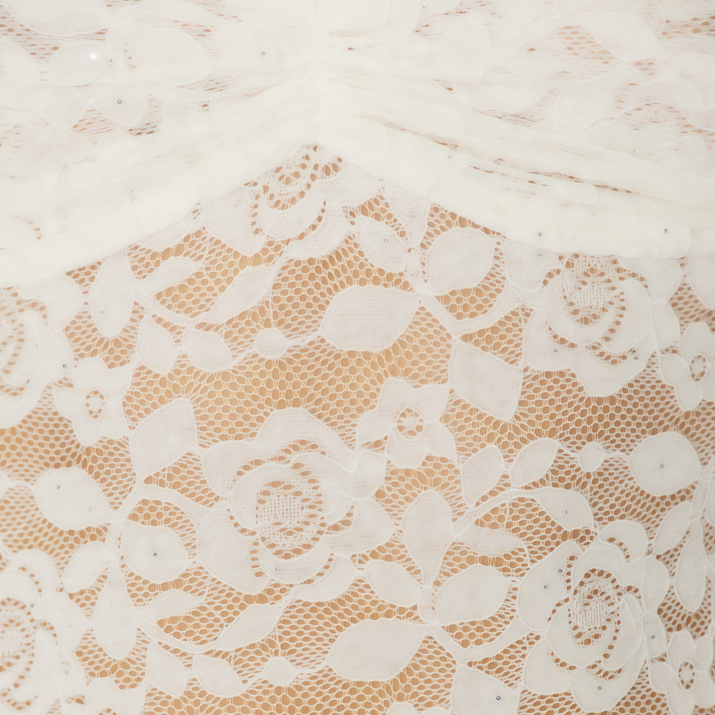 طقم أوندِس من شال فرو أبيض وسترة صوفية وشورت