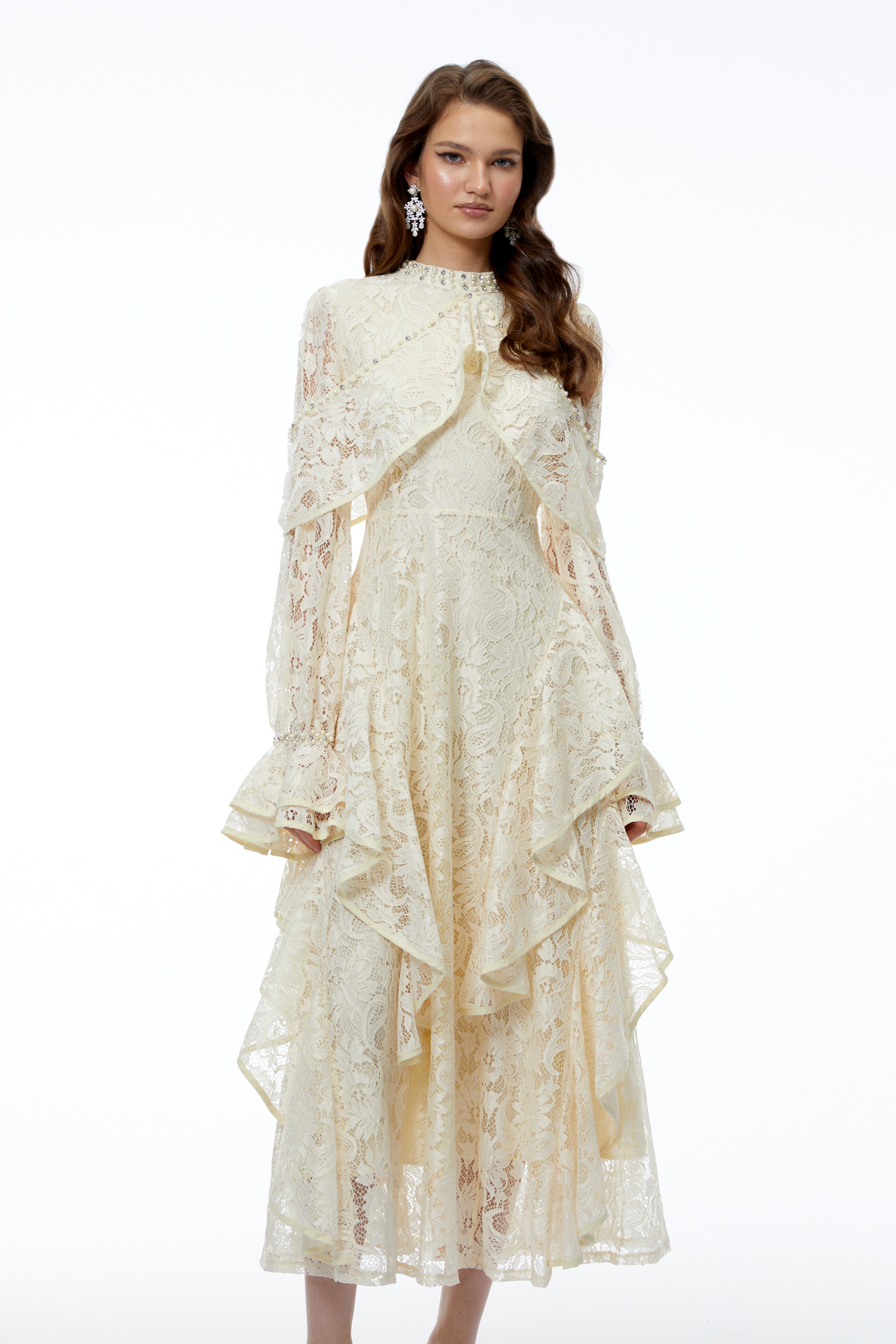 Robe longue blanche à fleurs, ornée de dentelle jaune