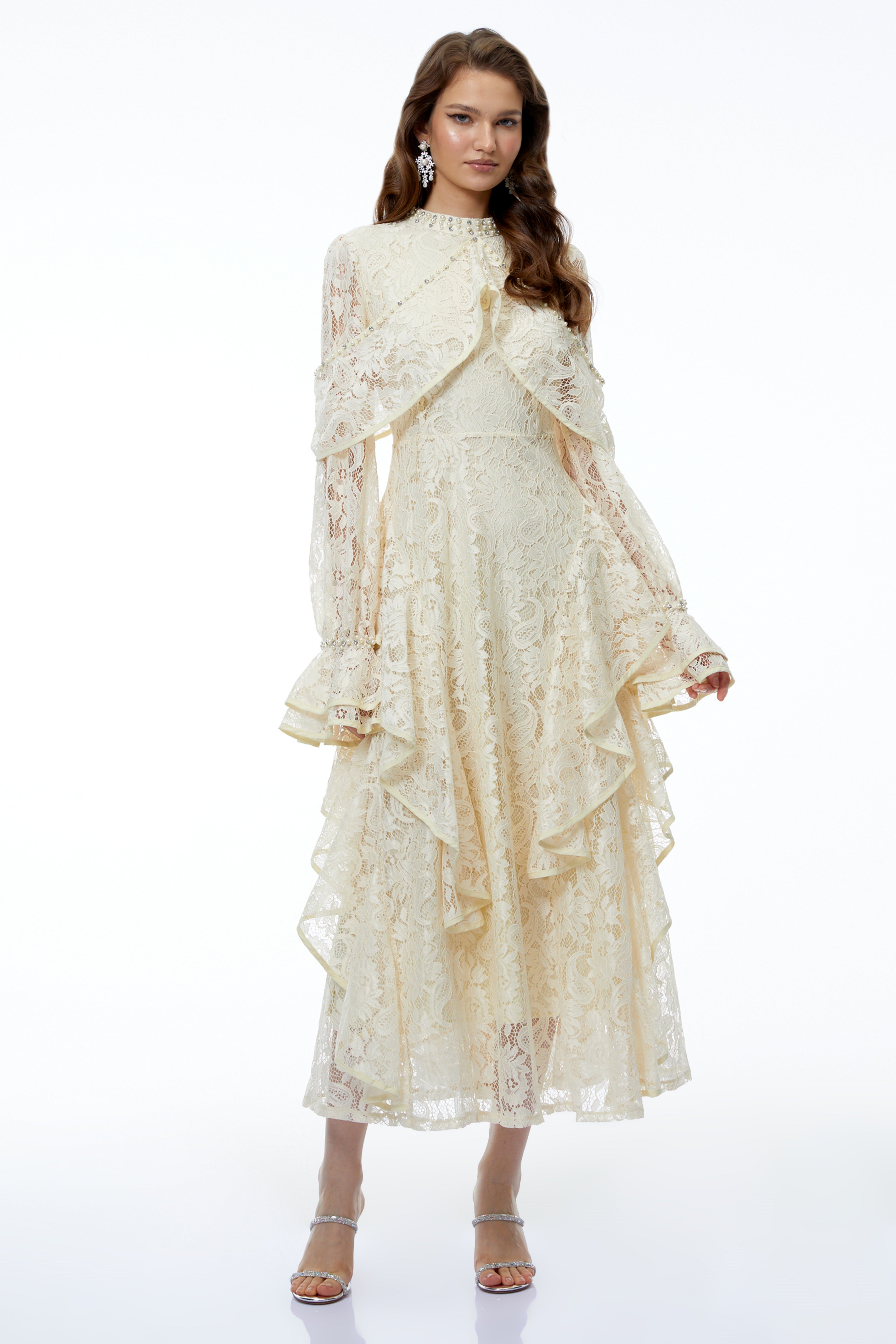 Robe longue blanche à fleurs, ornée de dentelle jaune