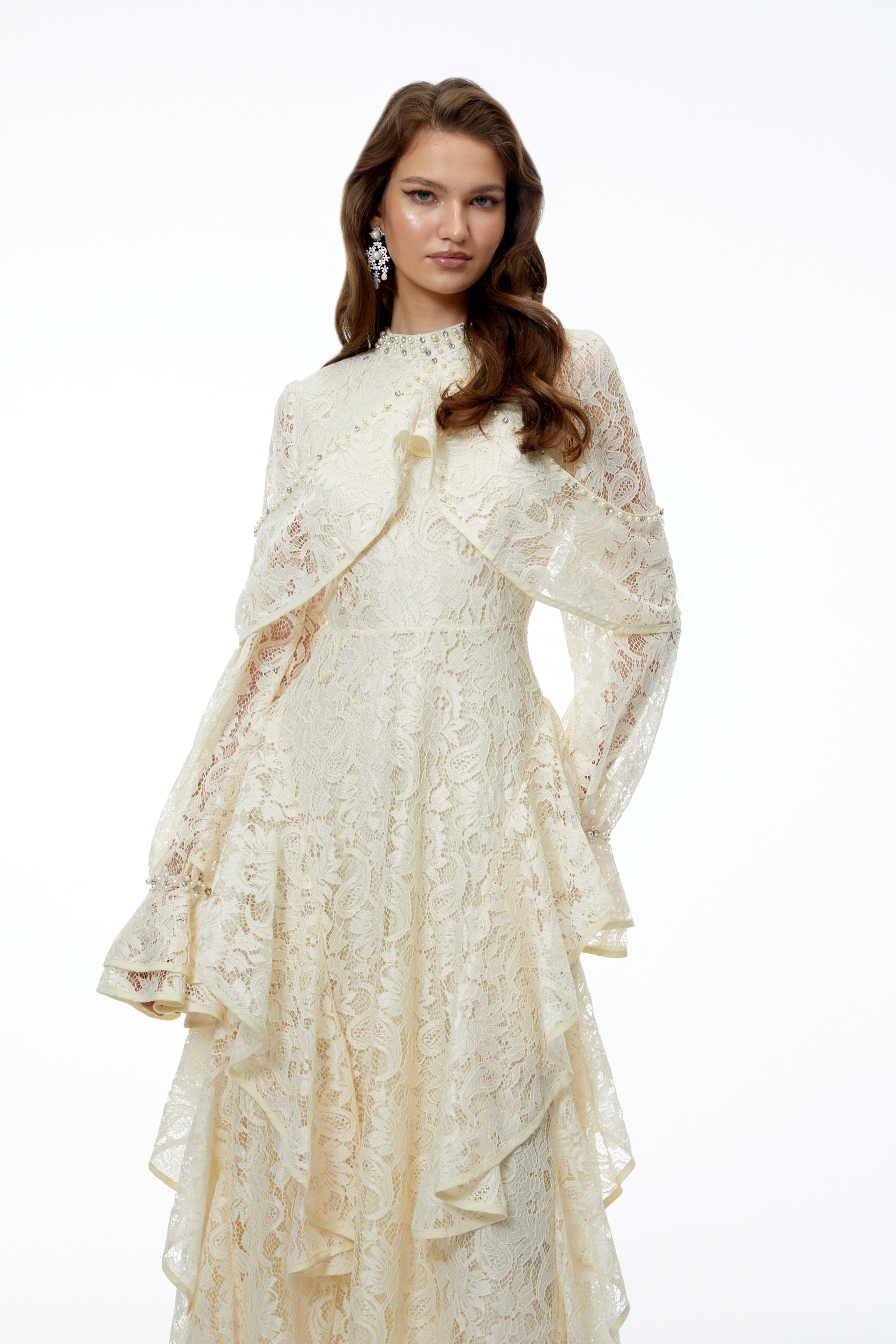 Robe longue blanche à fleurs, ornée de dentelle jaune