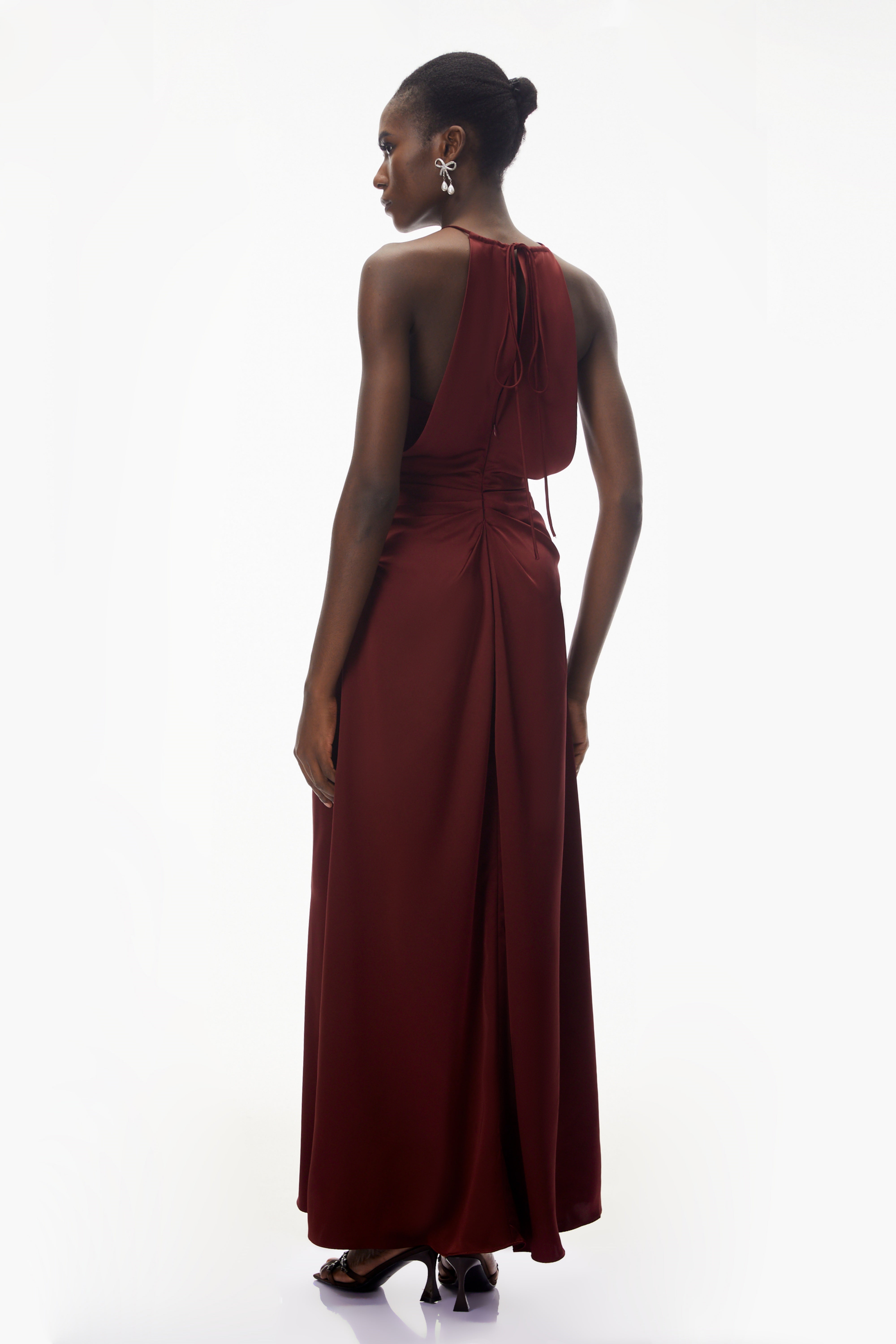 فستان طويل من Bozhena باللون الأحمر، برقبة حلقية وكتفين مزينين بكشكشة