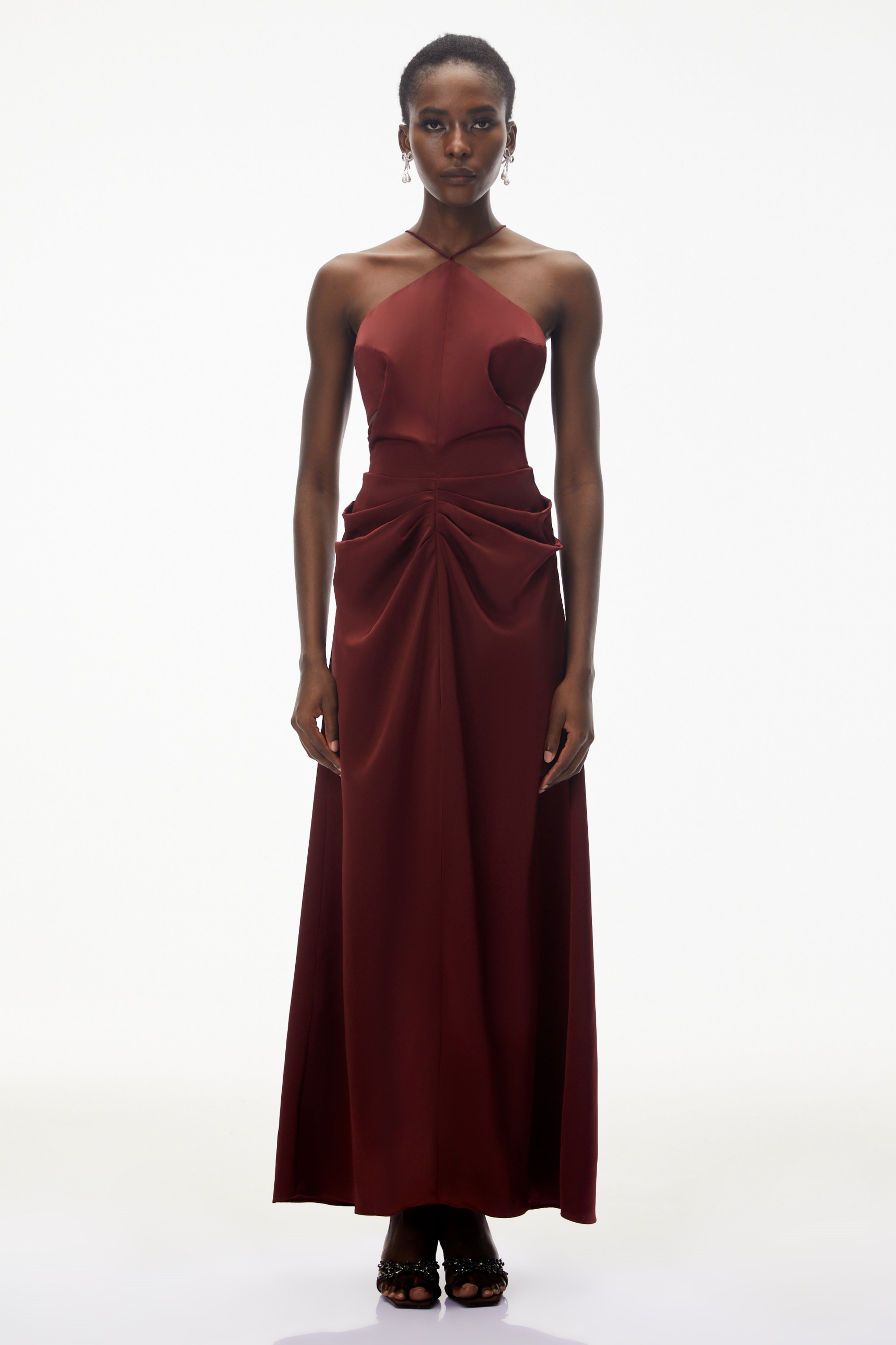 فستان طويل من Bozhena باللون الأحمر، برقبة حلقية وكتفين مزينين بكشكشة