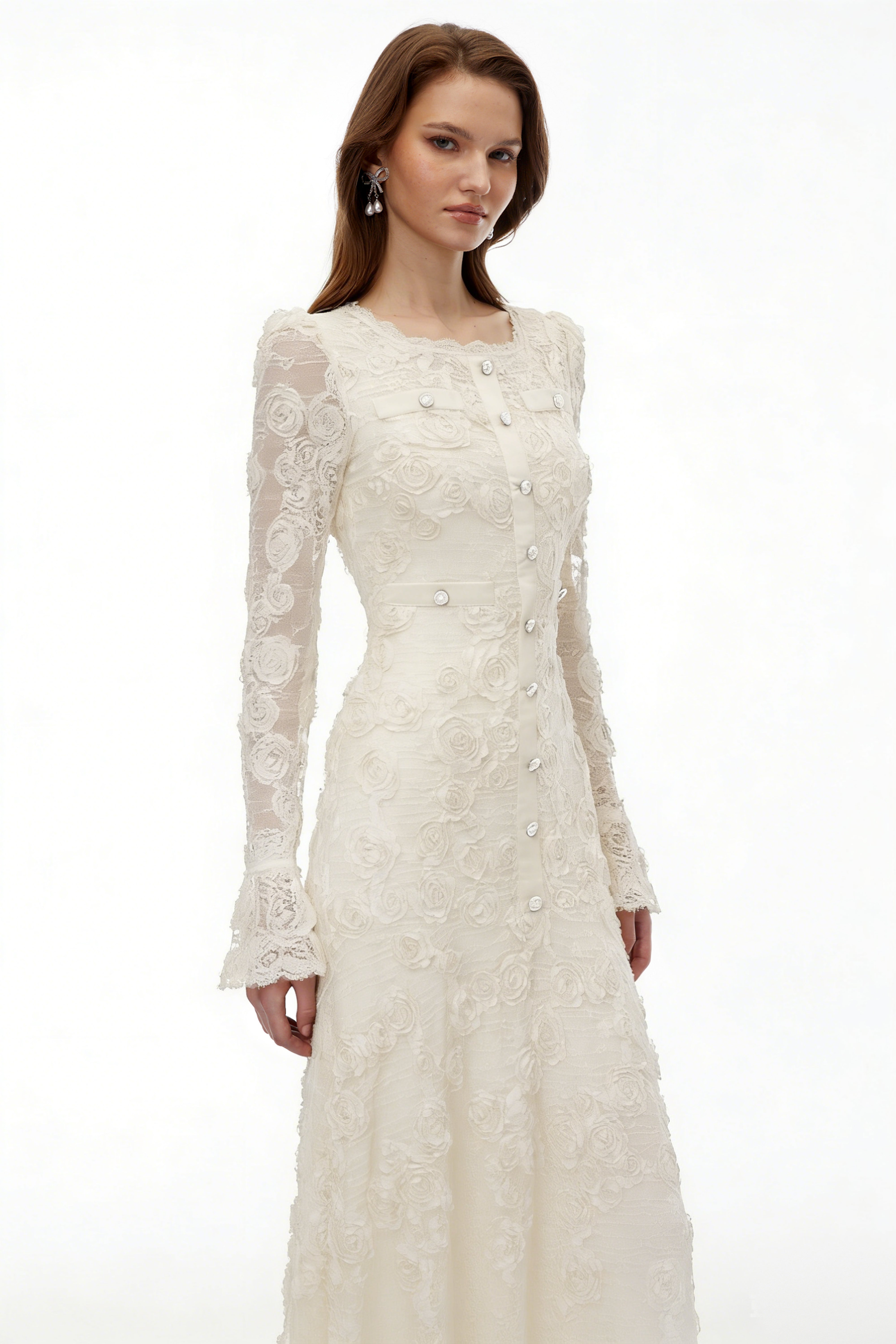 Branwen – Maxikleid aus neutraler 3D-Spitze mit Blumenstickerei