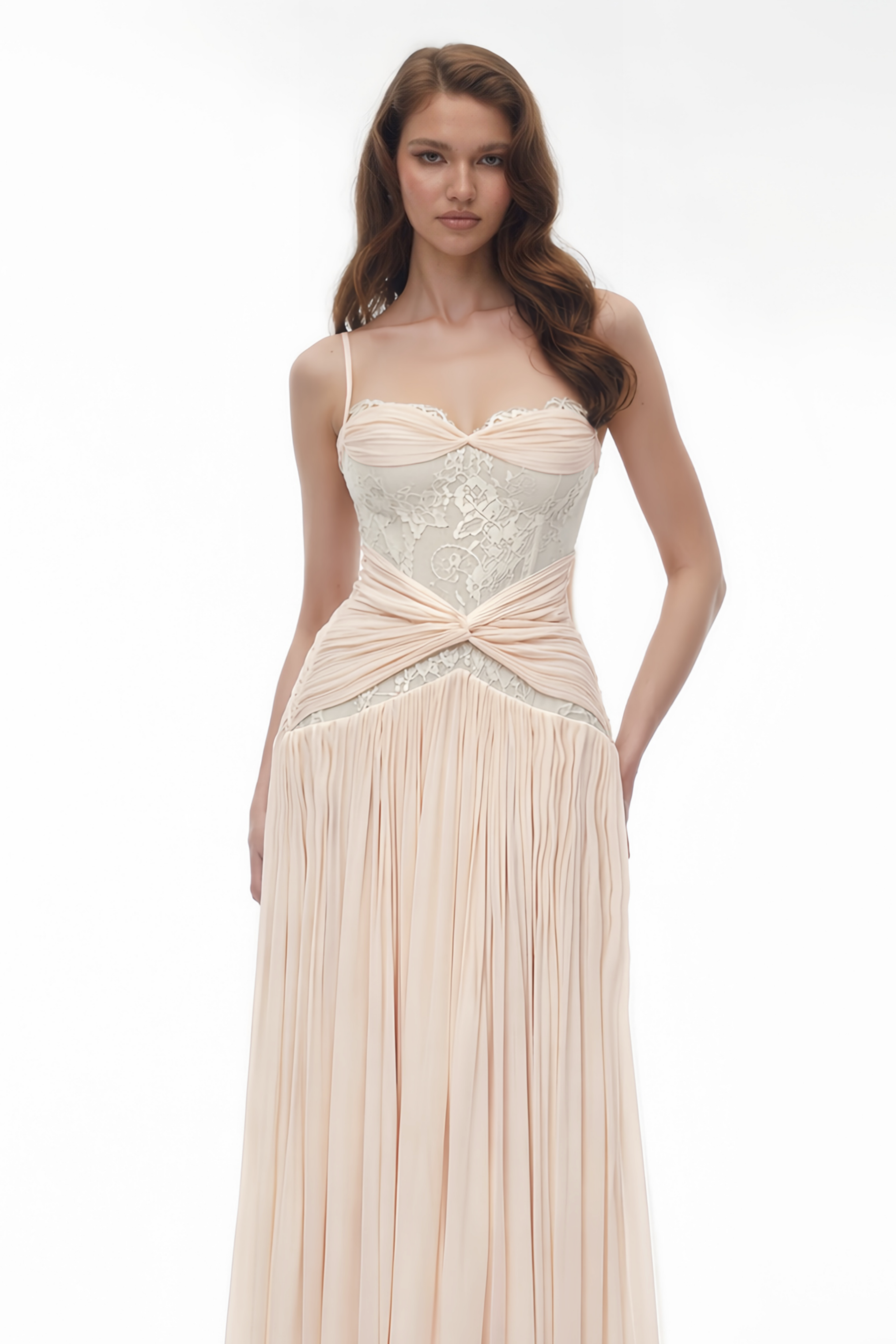 Robe longue rose pâle composée d'un corsage en dentelle blanche transparente, d'une ceinture drapée et torsadée, et d'une jupe finement plissée