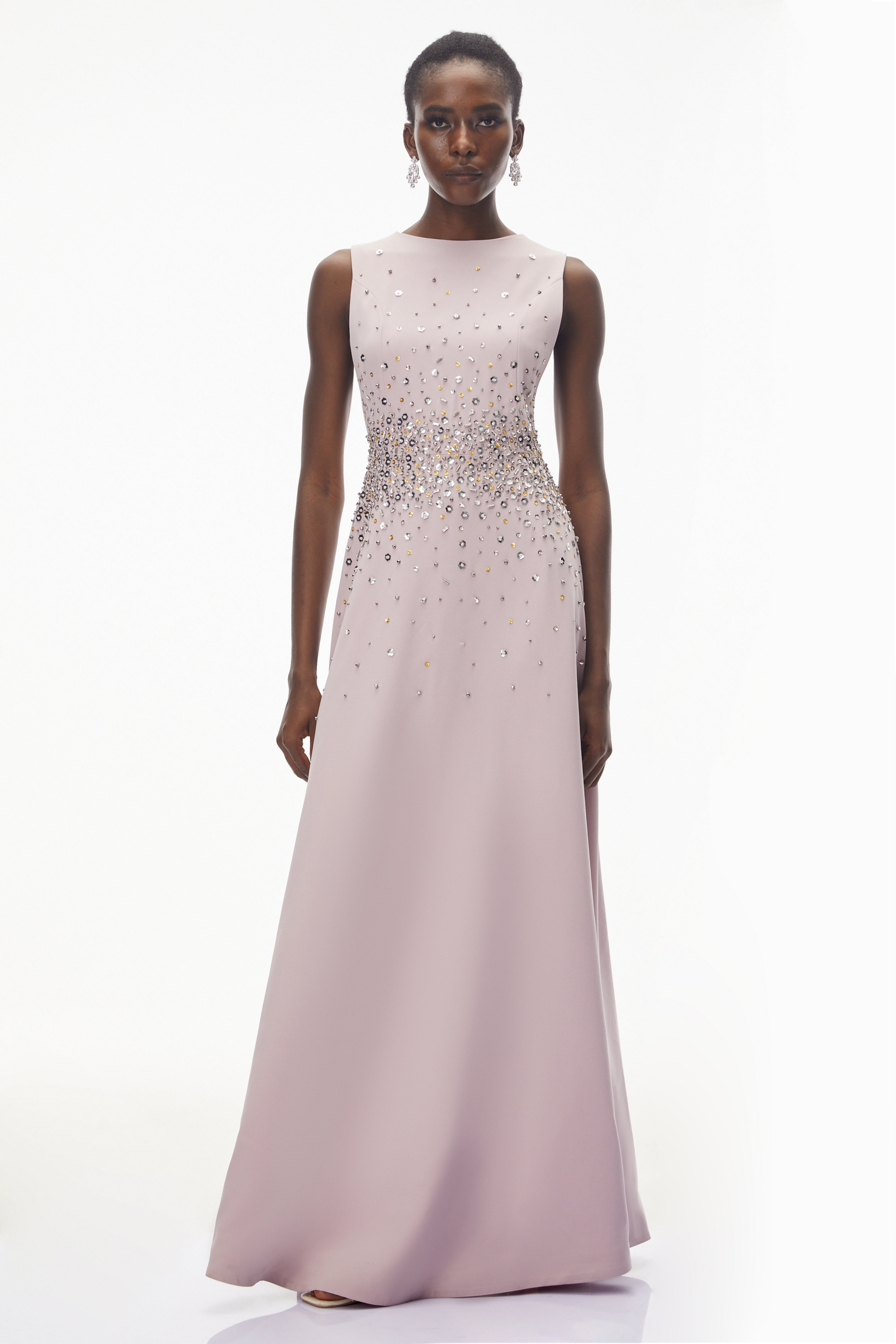 Bronislava – Maxikleid in Lotus-Rosa mit Verzierungen