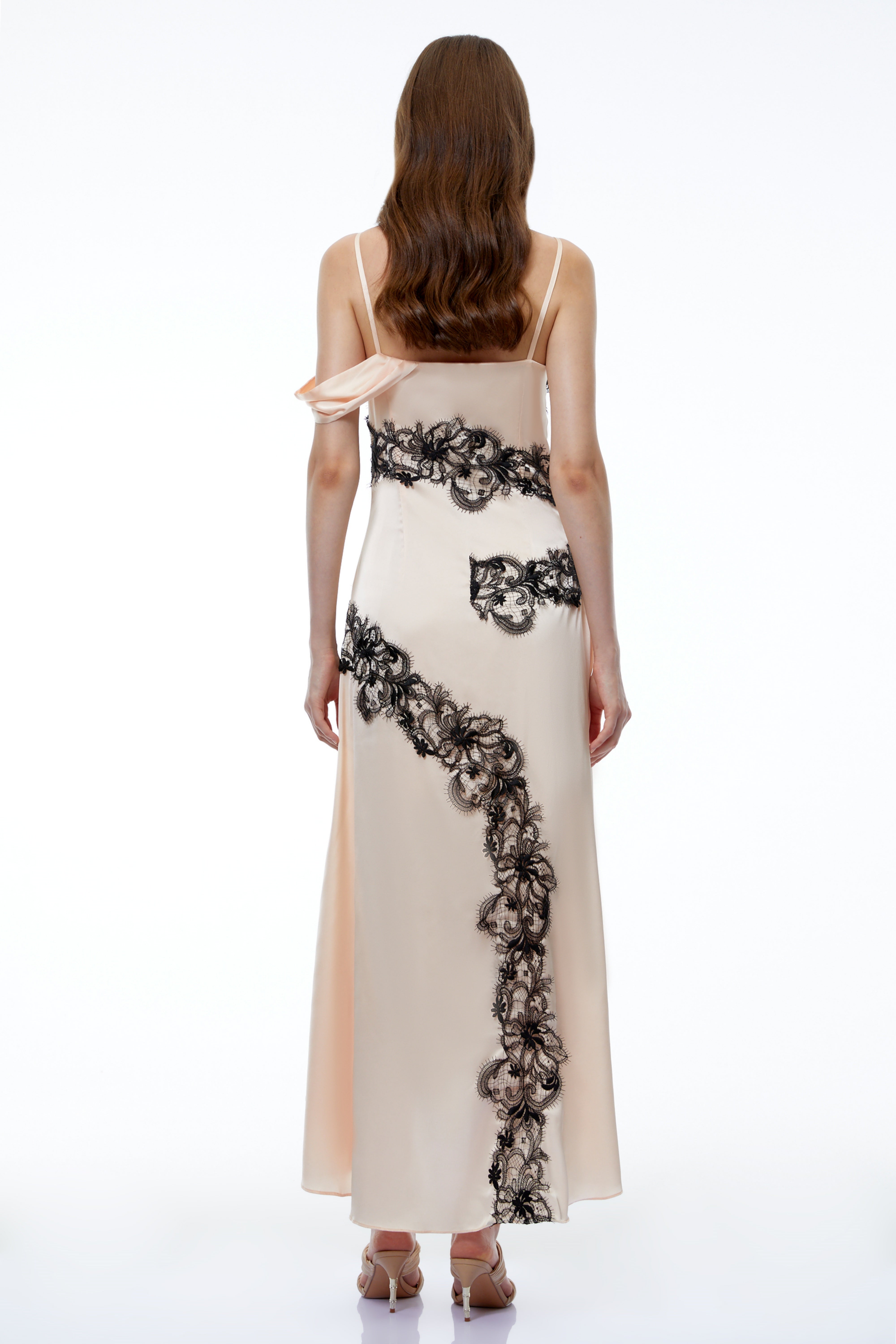 Robe midi asymétrique blanc crème Carl avec empiècements en dentelle