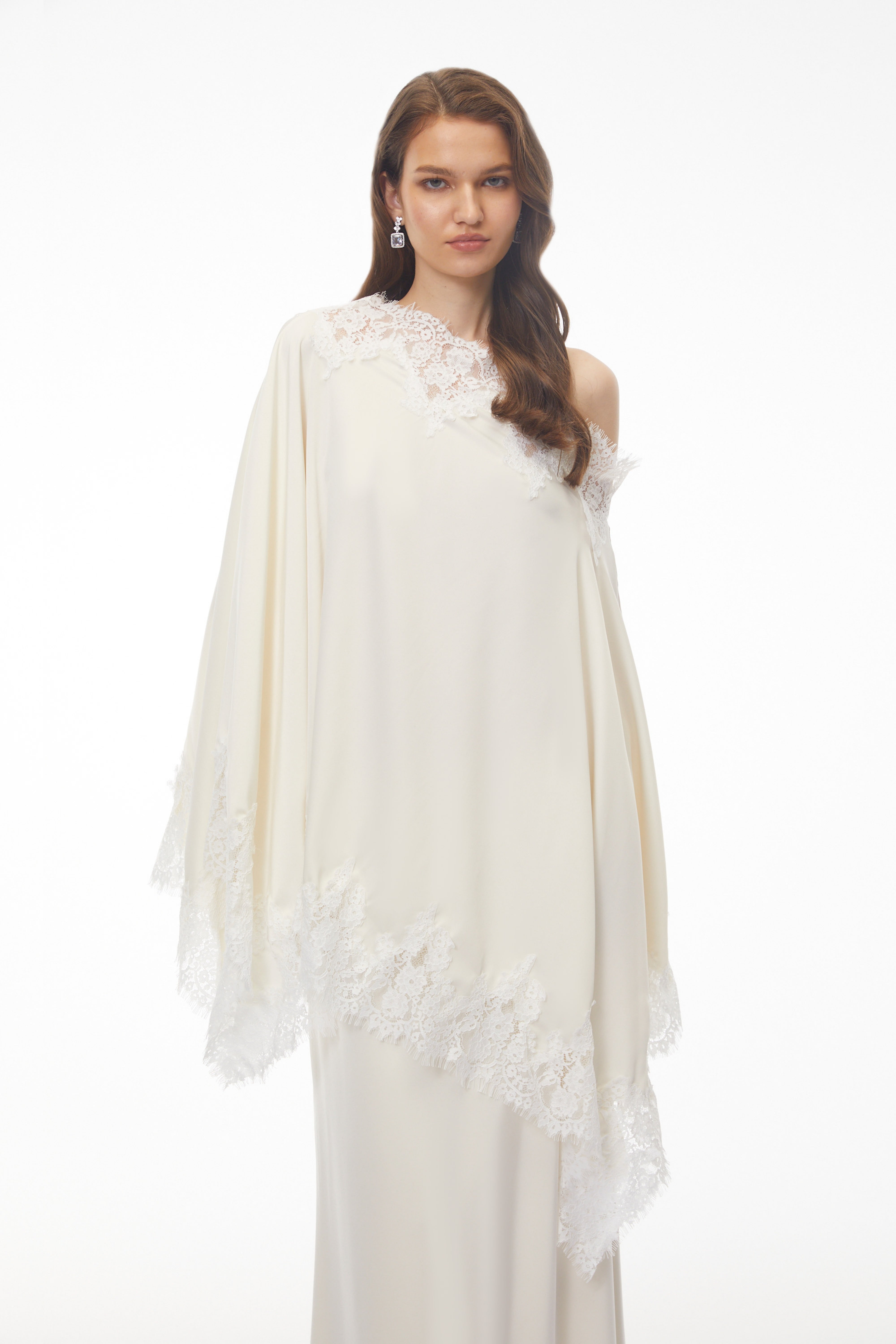 Robe longue Carlota couleur crème avec cape et bordures en dentelle