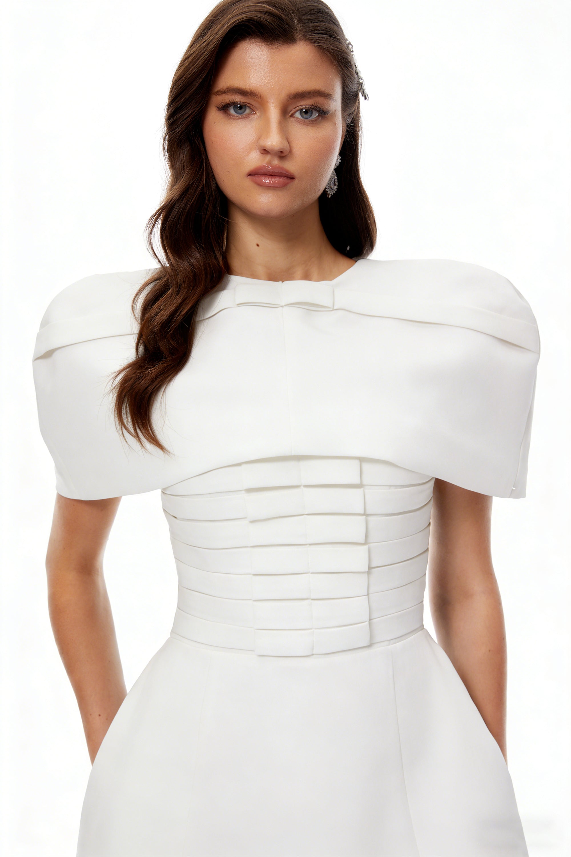 Celía – Weißes, ausgestelltes Minikleid im Cape-Stil