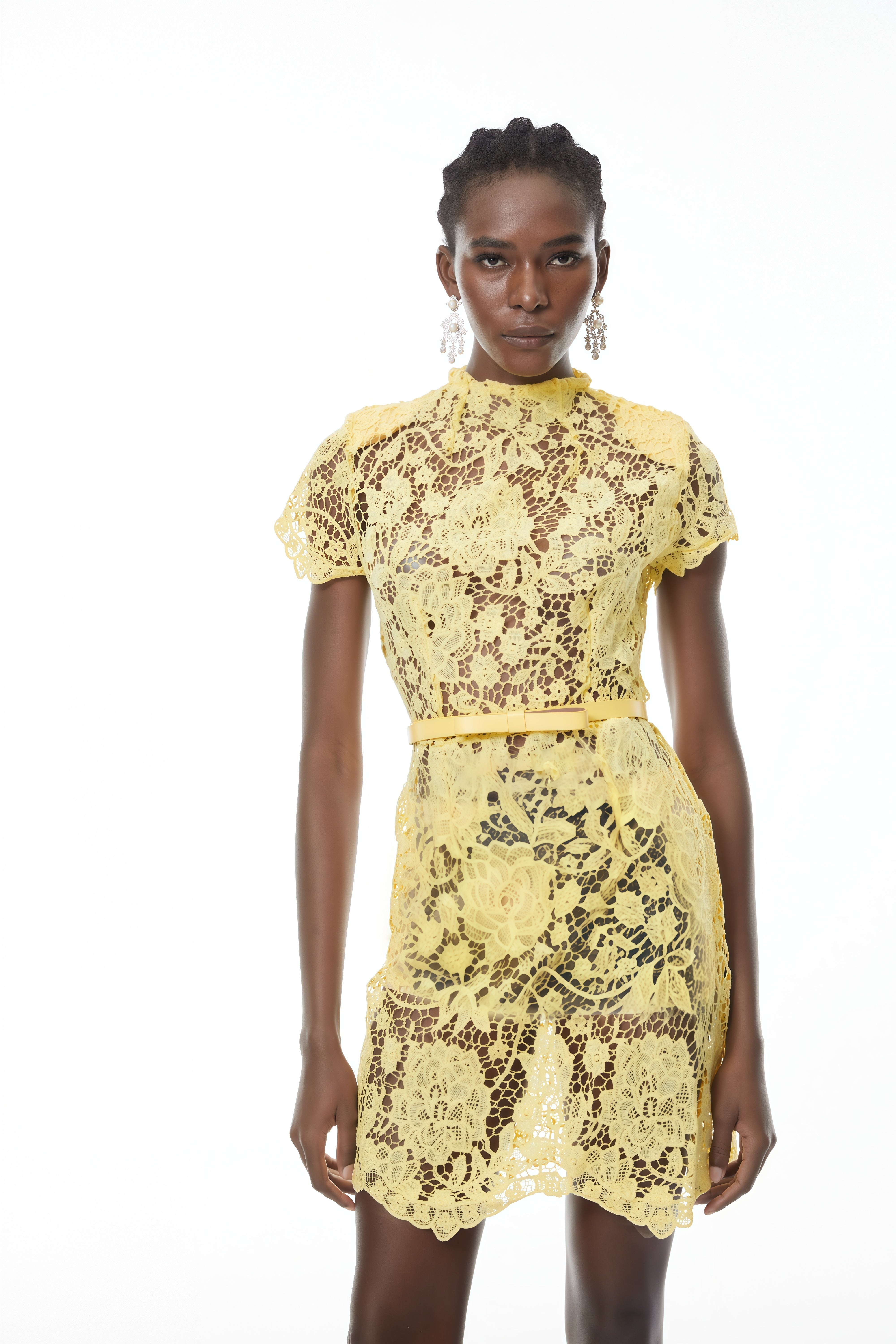 Mini-robe jaune transparente à col montant et manches courtes, en dentelle, avec une ceinture assortie