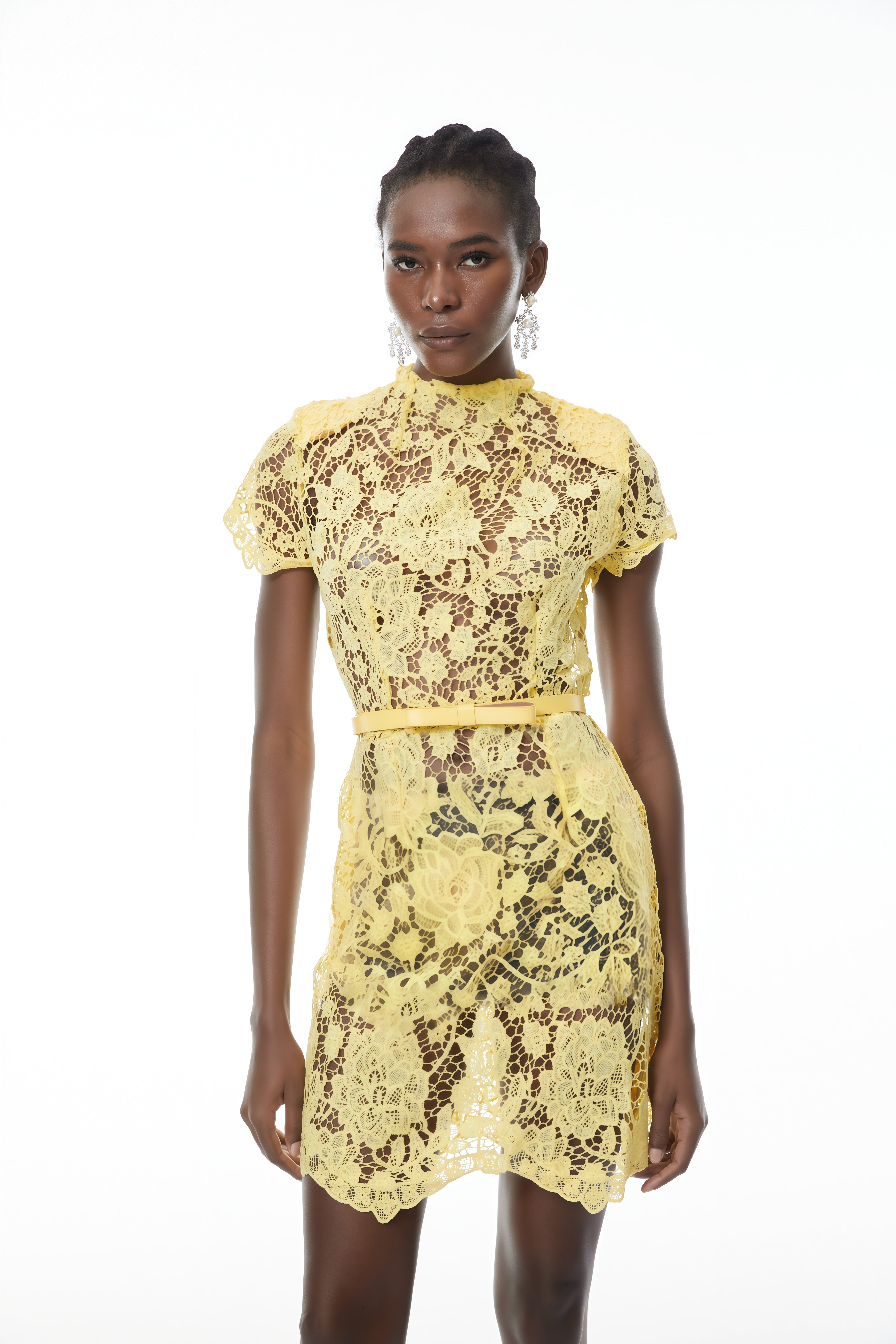 Mini-robe jaune transparente à col montant et manches courtes, en dentelle, avec une ceinture assortie