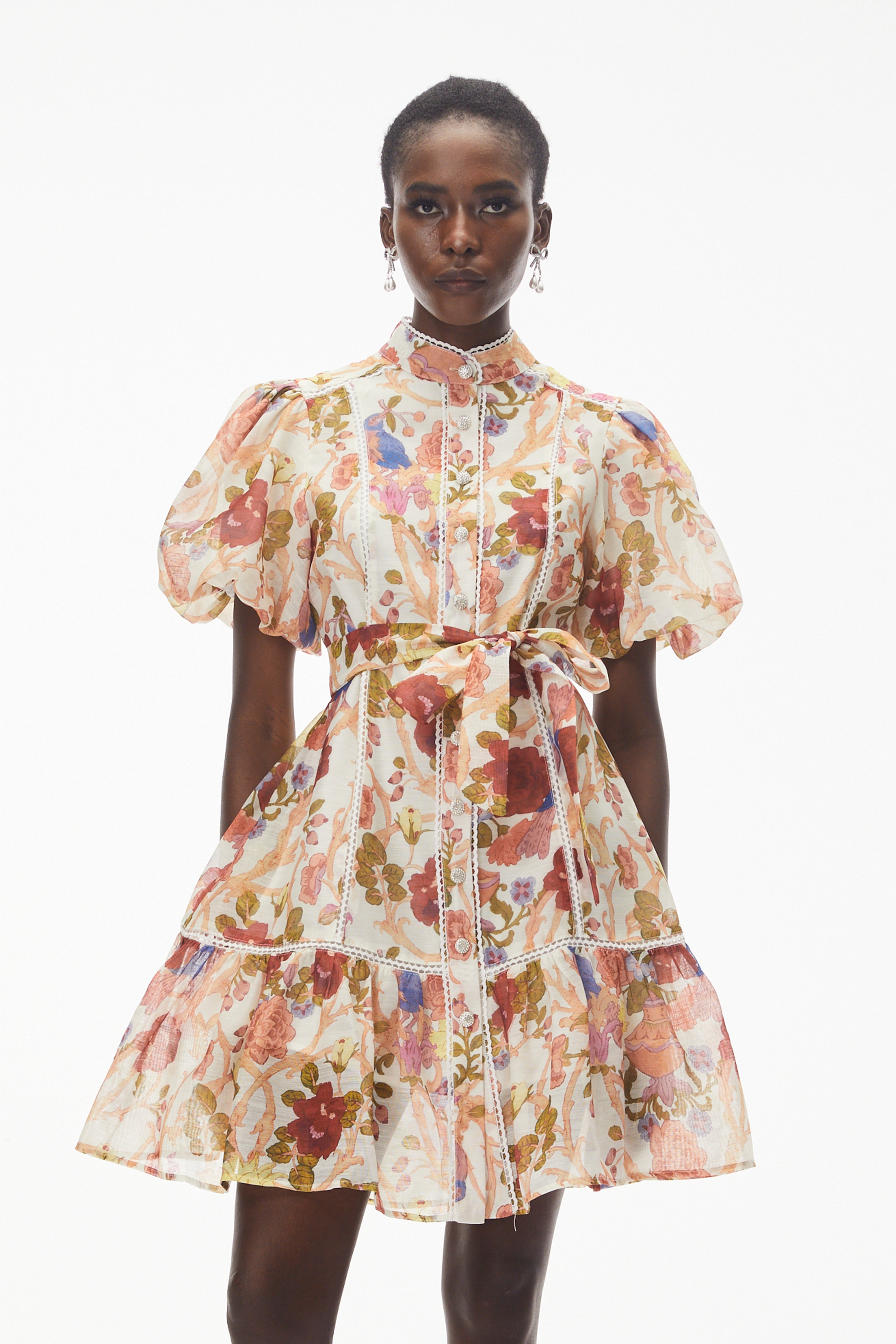 فستان قصير من "تشايون" بنقشة زهور وحواف من الدانتيل