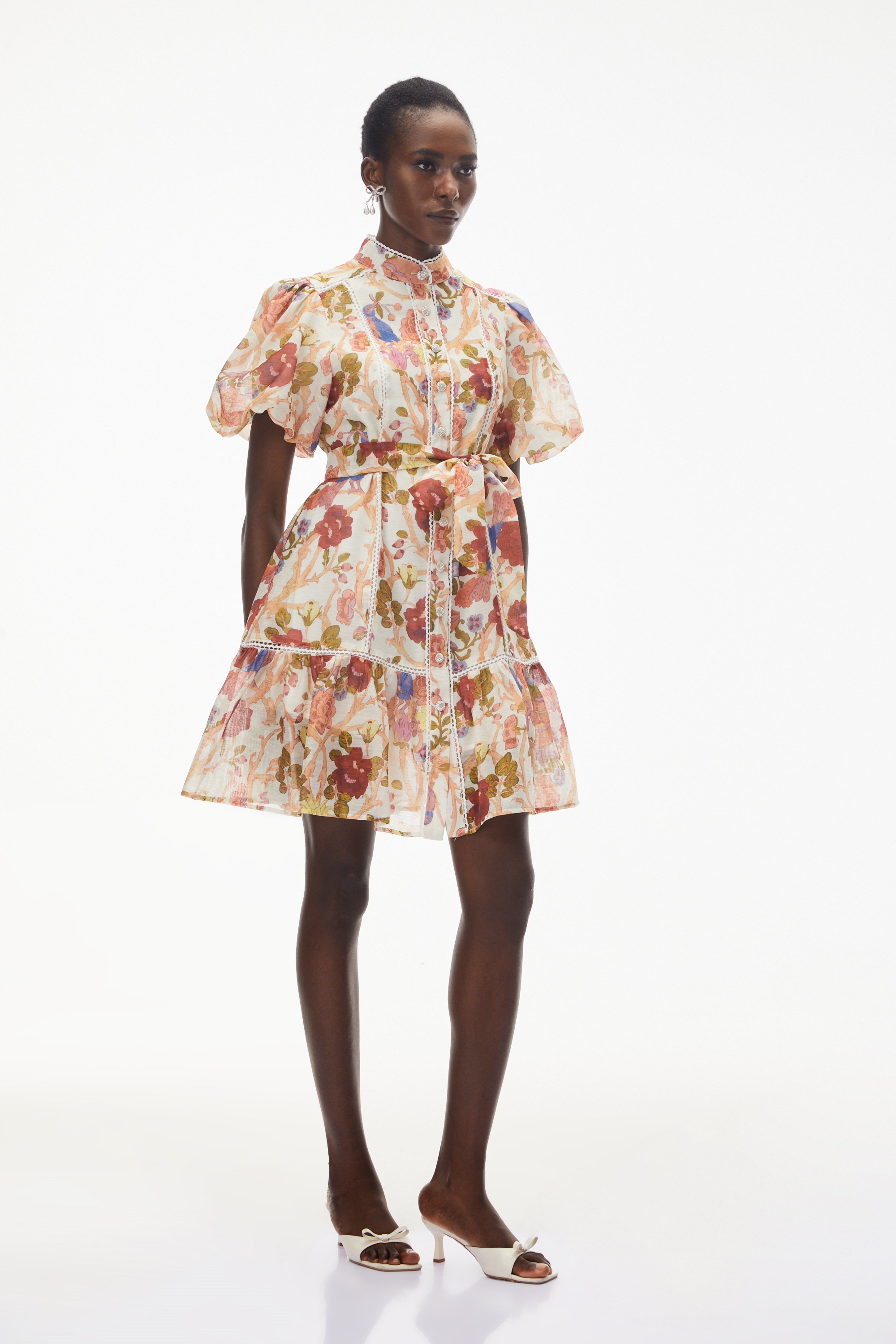 فستان قصير من "تشايون" بنقشة زهور وحواف من الدانتيل