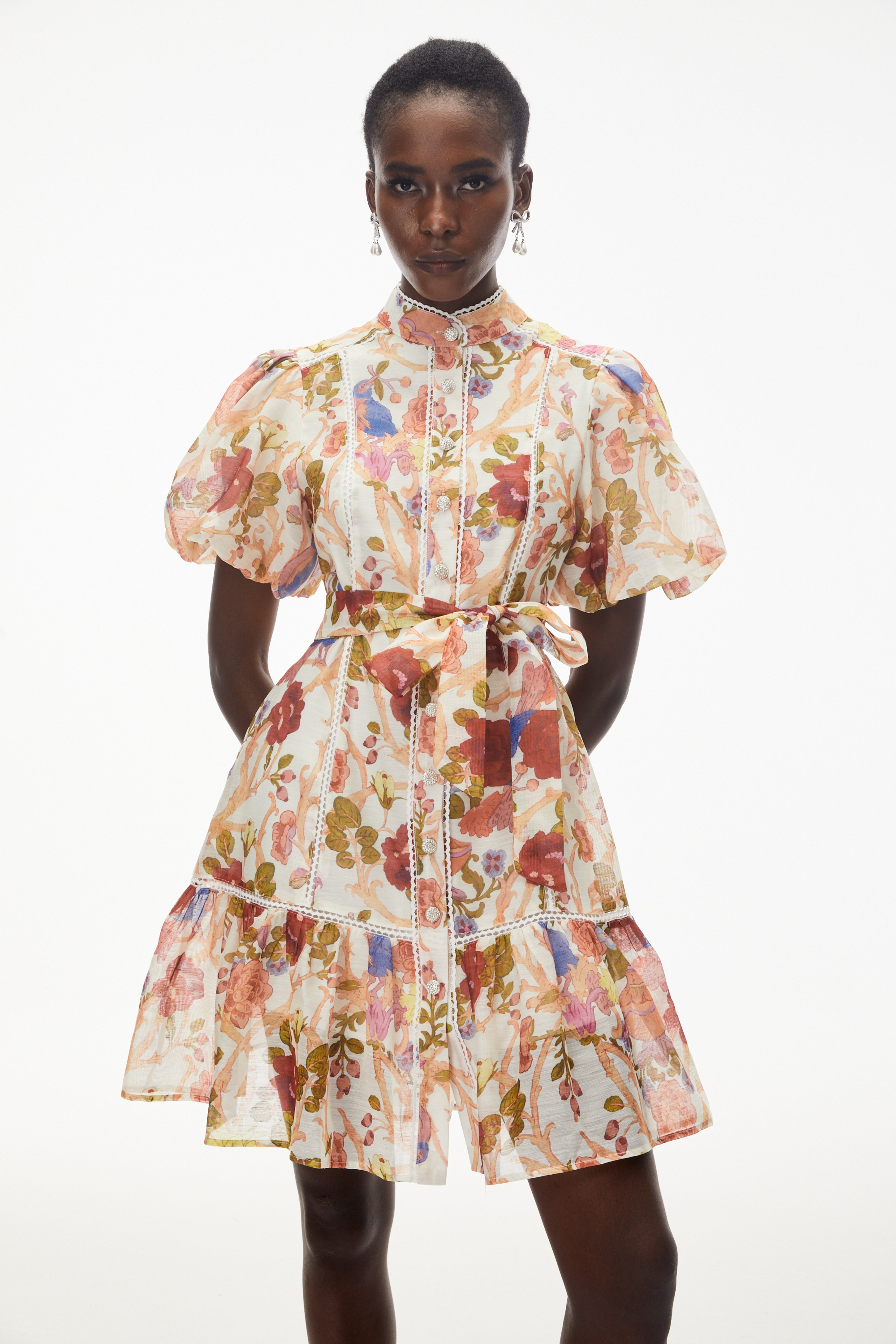 فستان قصير من "تشايون" بنقشة زهور وحواف من الدانتيل