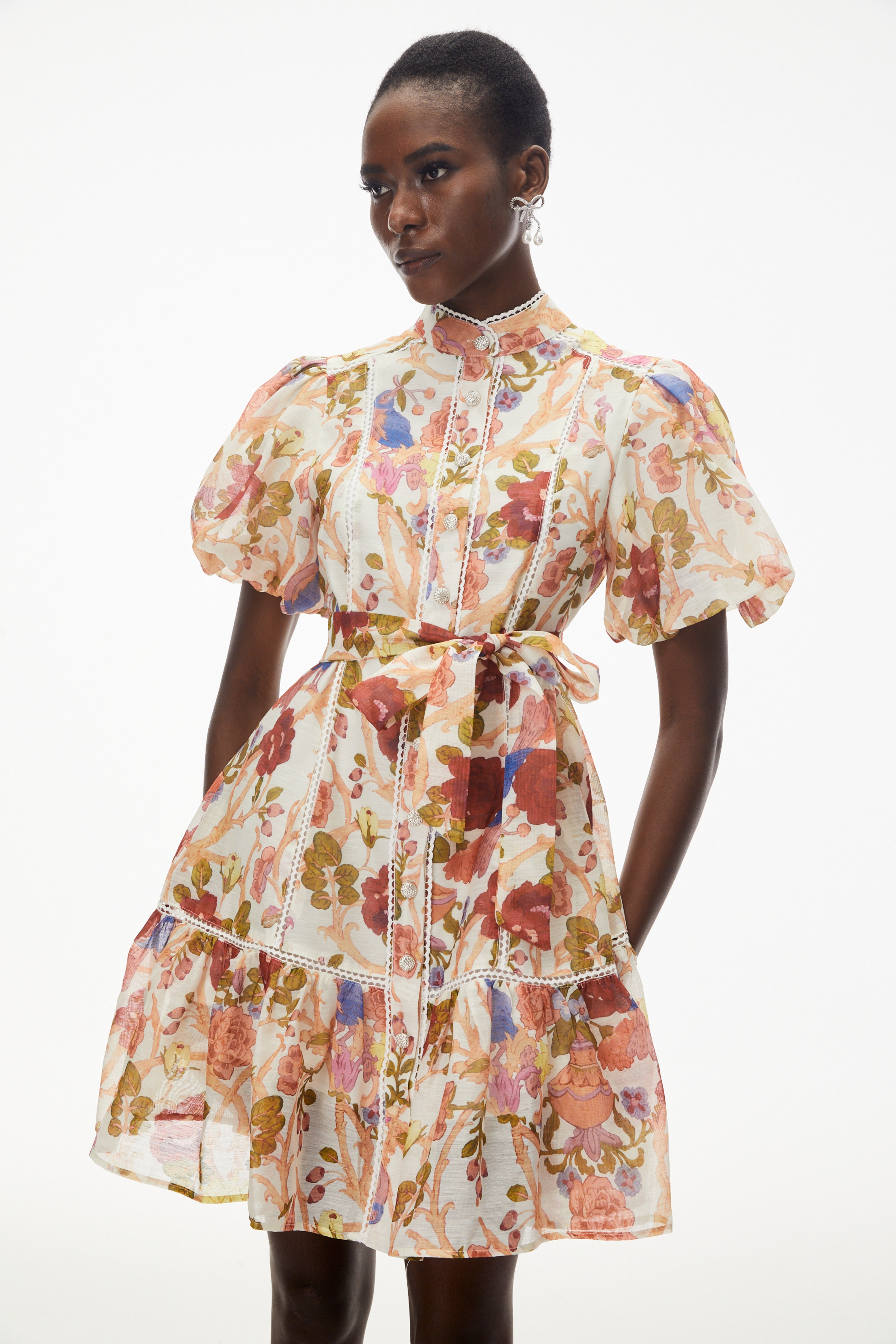 فستان قصير من "تشايون" بنقشة زهور وحواف من الدانتيل