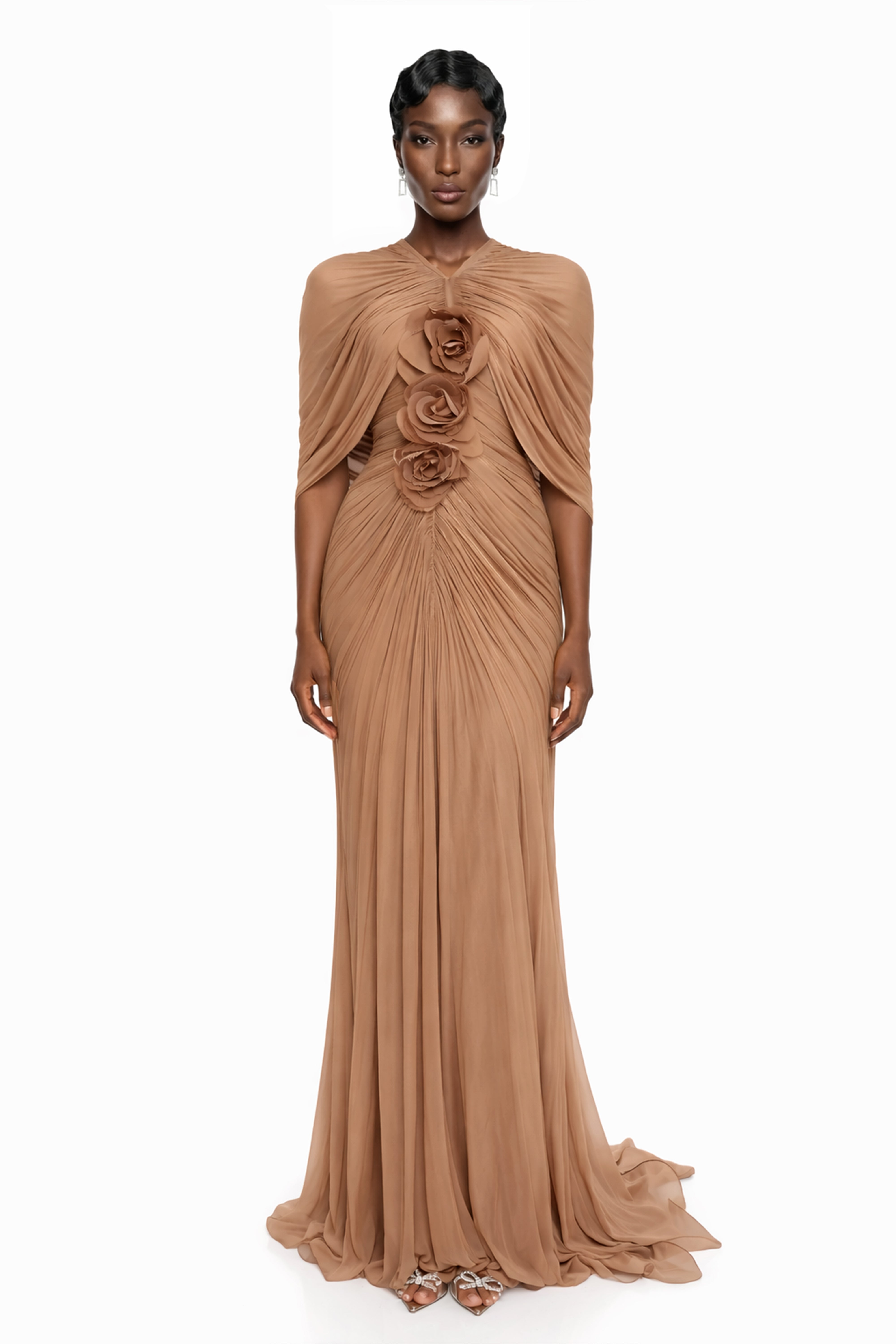 Cíntia – Maxikleid in Kamelbraun mit Rüschen und 3D-Blumenmuster