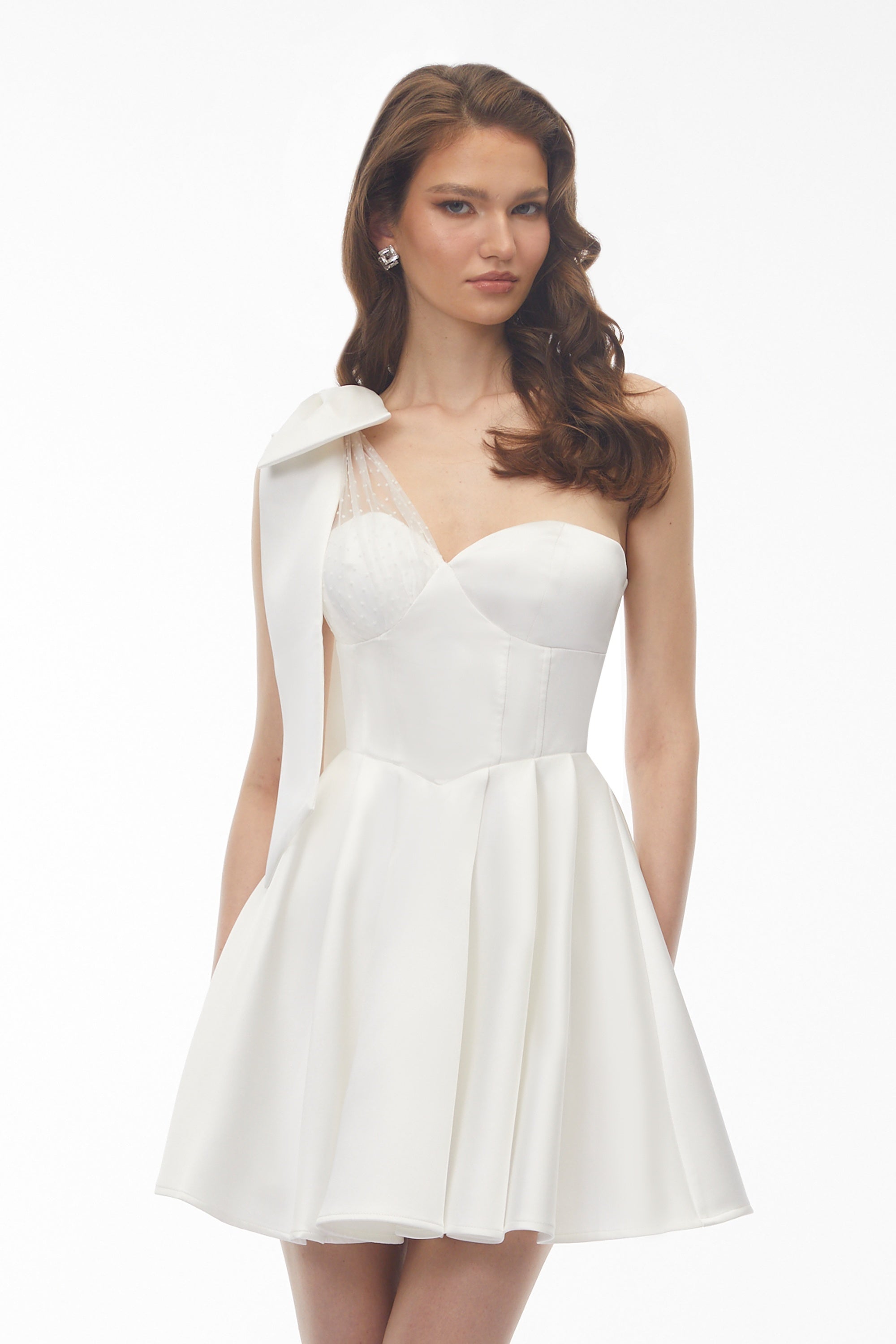 Mini-robe Cressida blanche à une épaule, avec empiècement en dentelle et nœud