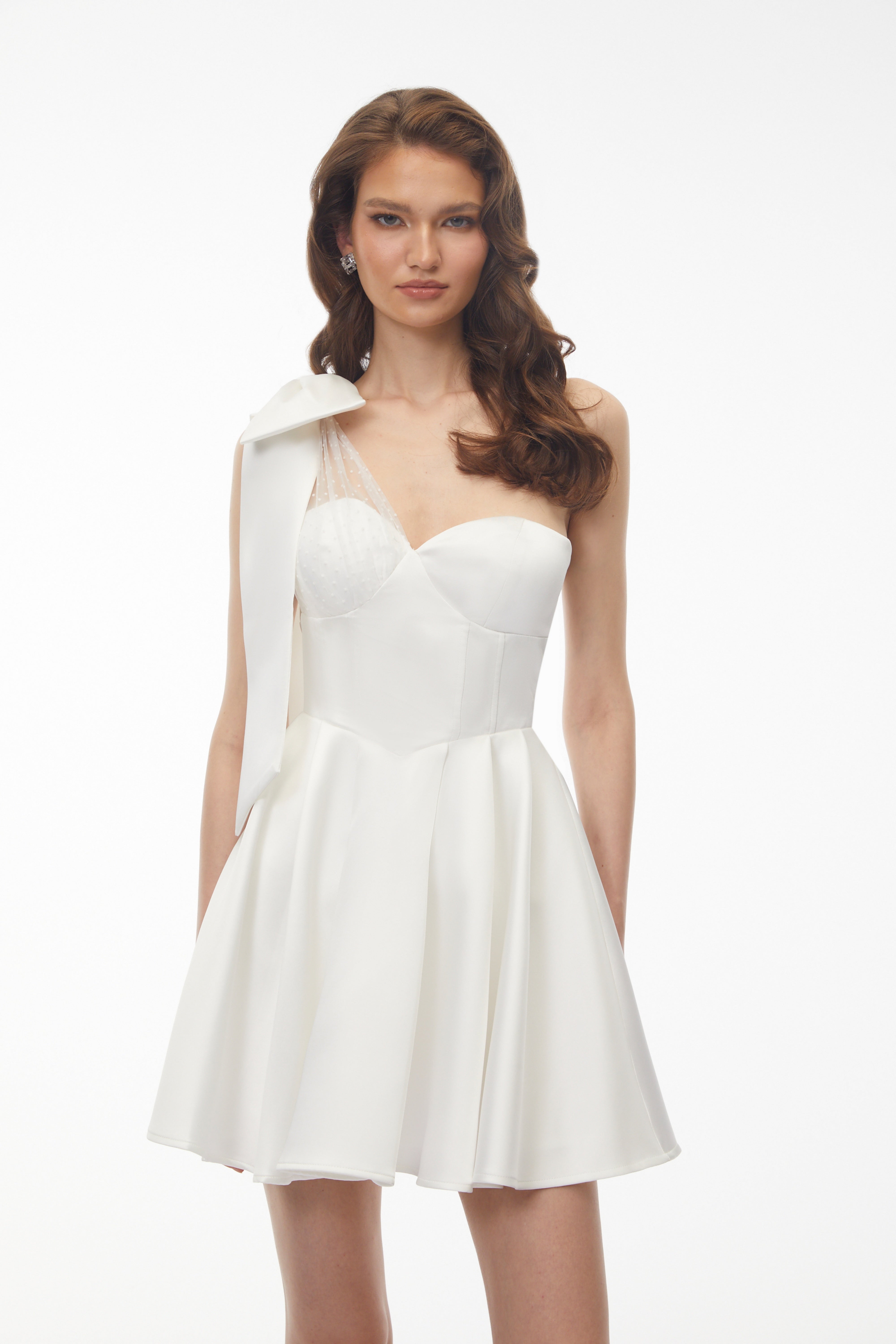 Mini-robe Cressida blanche à une épaule, avec empiècement en dentelle et nœud