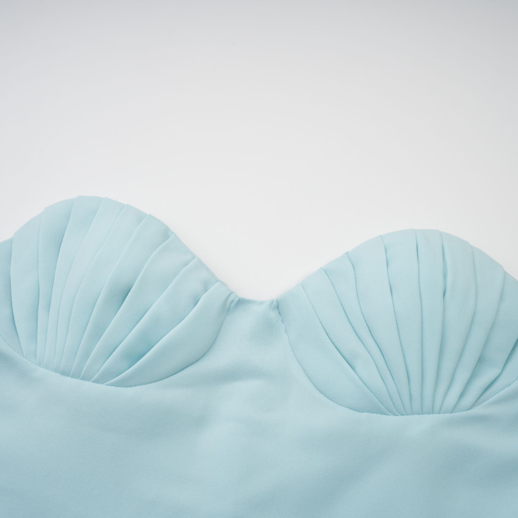 فستان ماكسي كارلوتا باللون الأزرق مع ثنيات