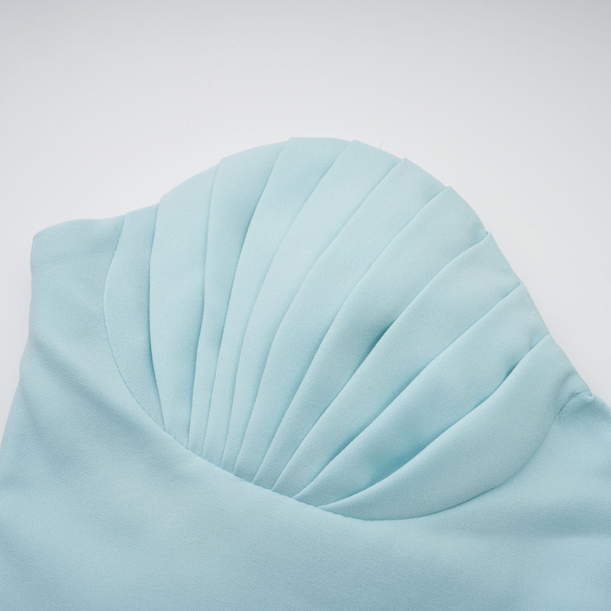 فستان ماكسي كارلوتا باللون الأزرق مع ثنيات