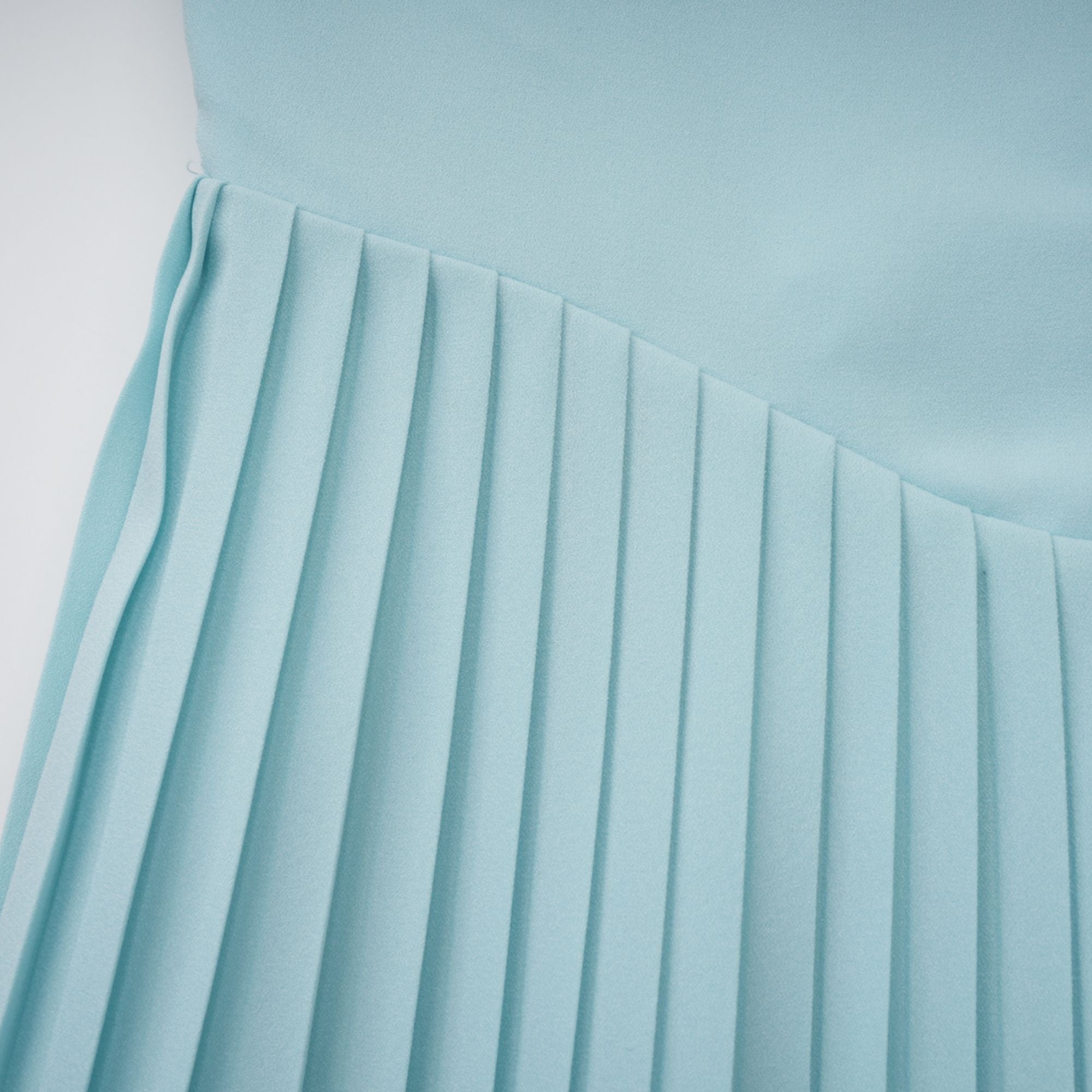 فستان ماكسي كارلوتا باللون الأزرق مع ثنيات