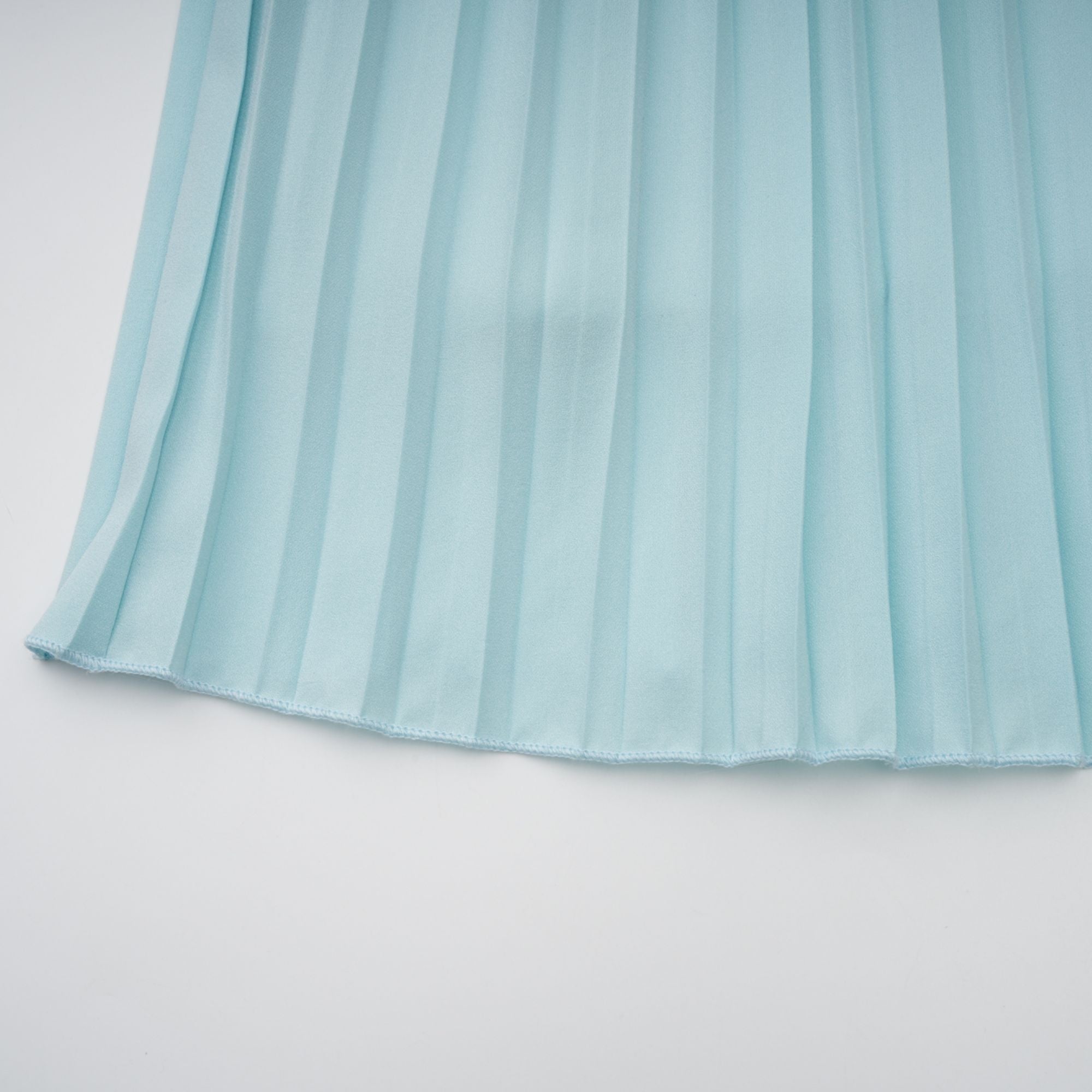 فستان ماكسي كارلوتا باللون الأزرق مع ثنيات