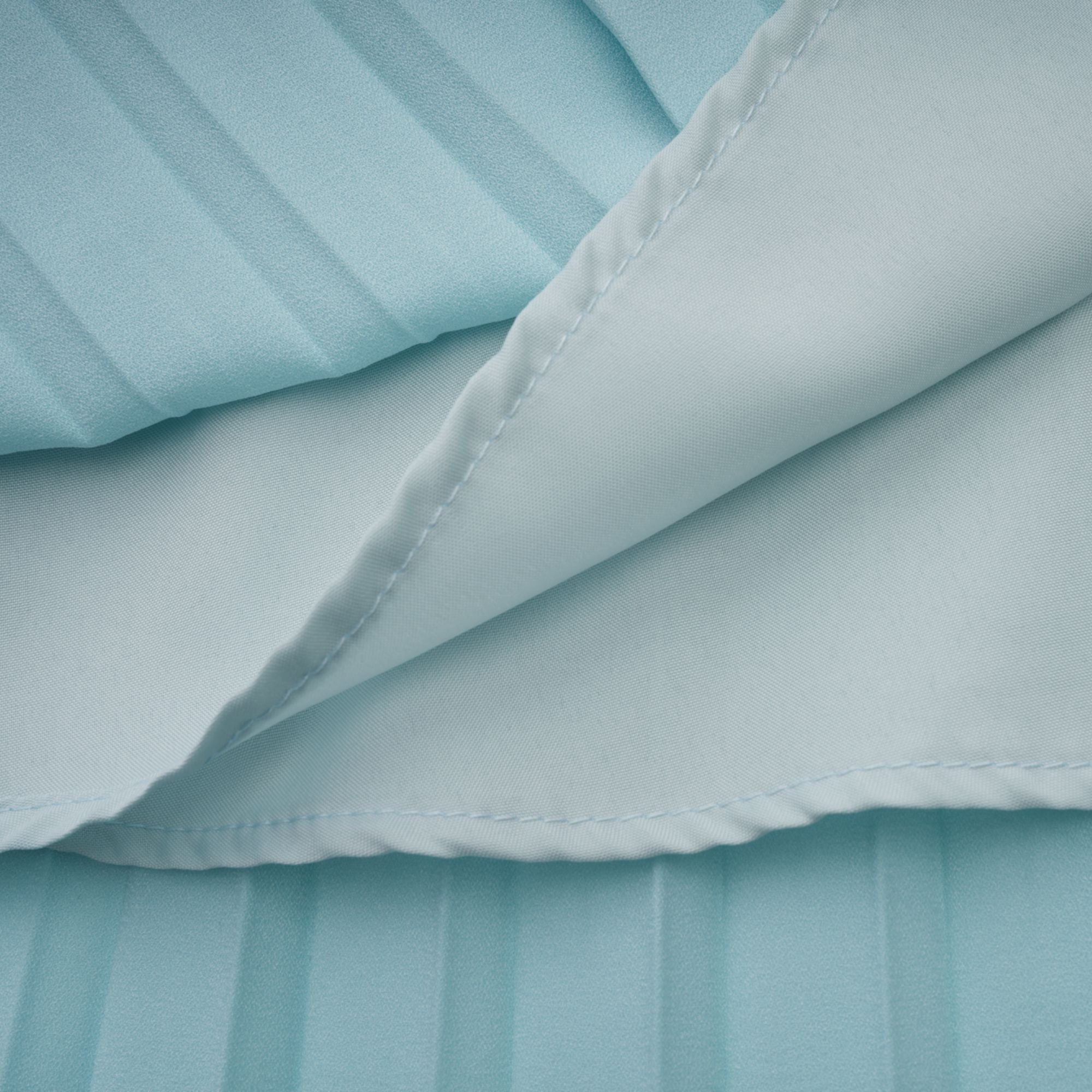 فستان ماكسي كارلوتا باللون الأزرق مع ثنيات