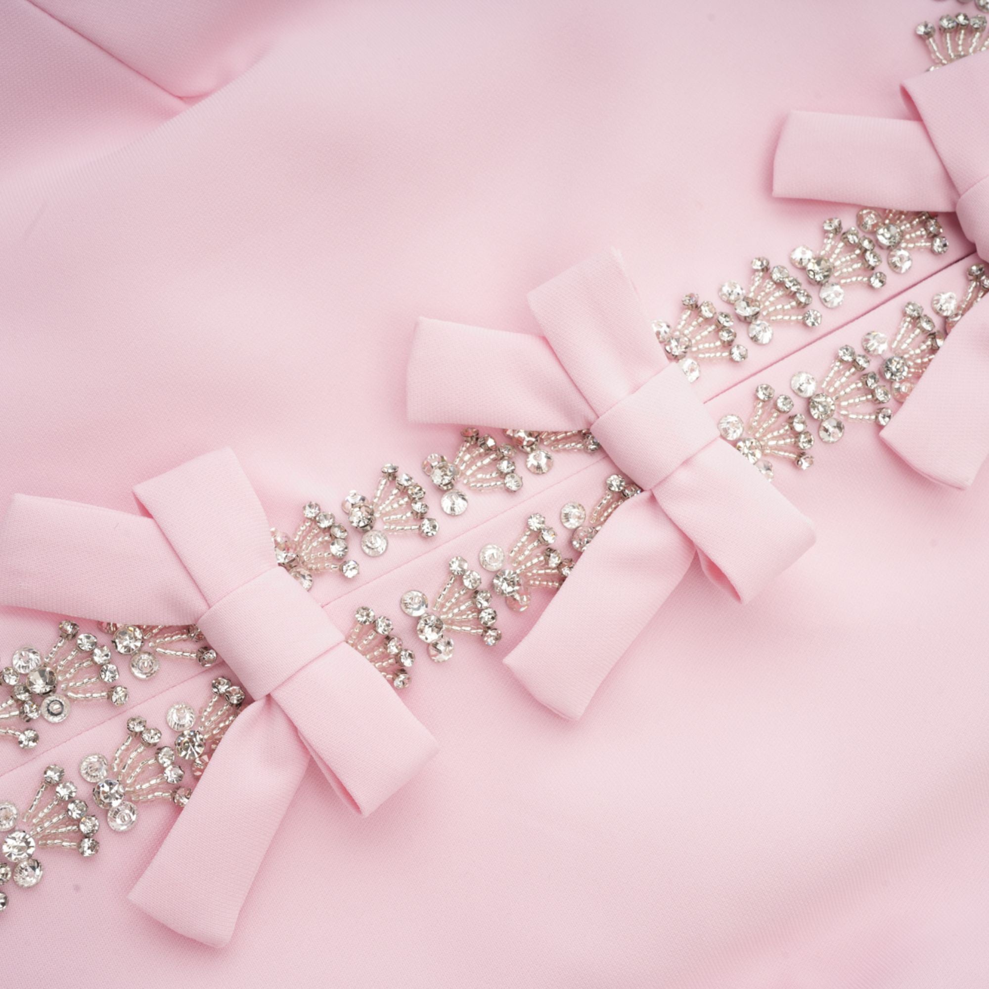 Esther – Kurzärmliges Midikleid mit Kristallen und Schleifendetail in Rosa