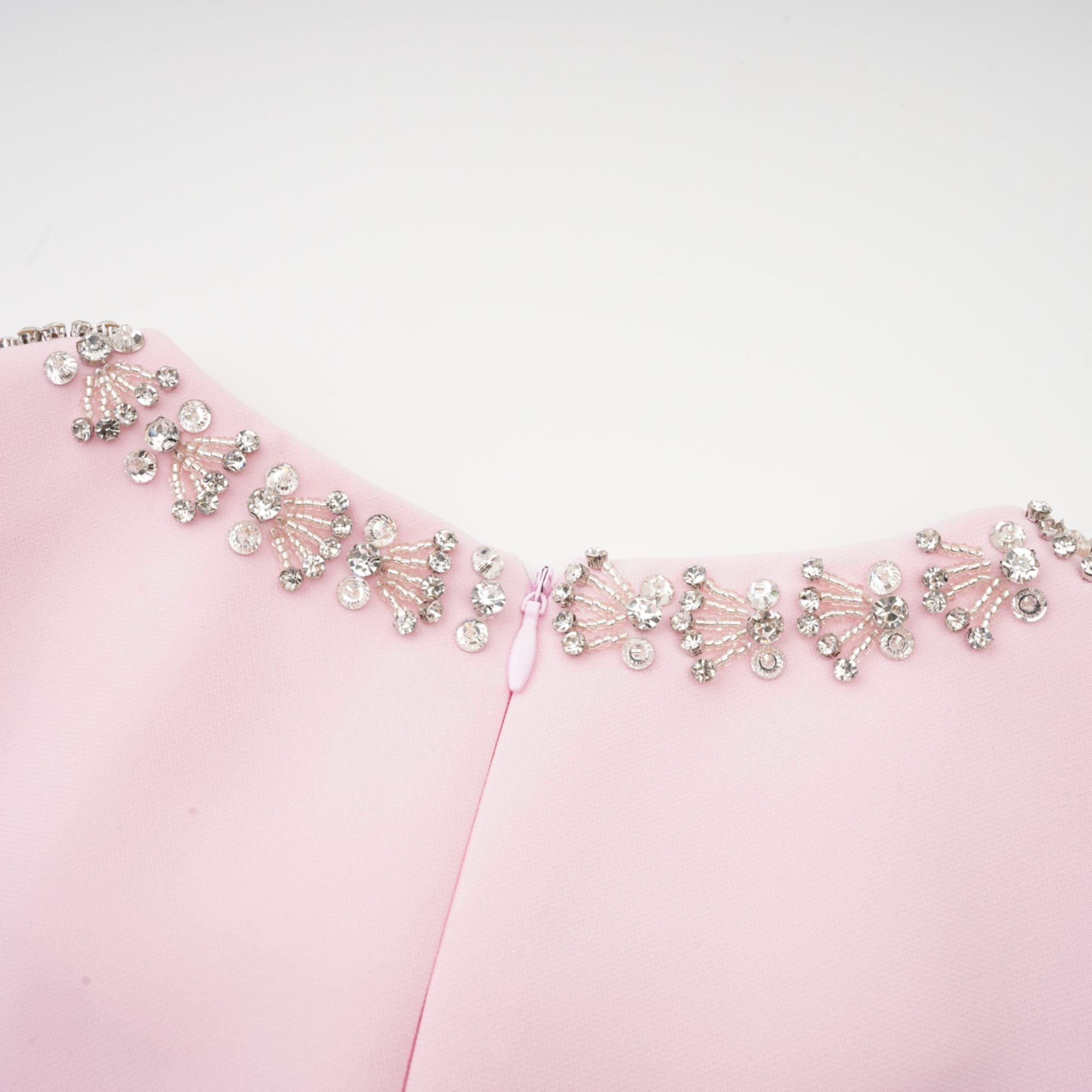 Esther – Kurzärmliges Midikleid mit Kristallen und Schleifendetail in Rosa