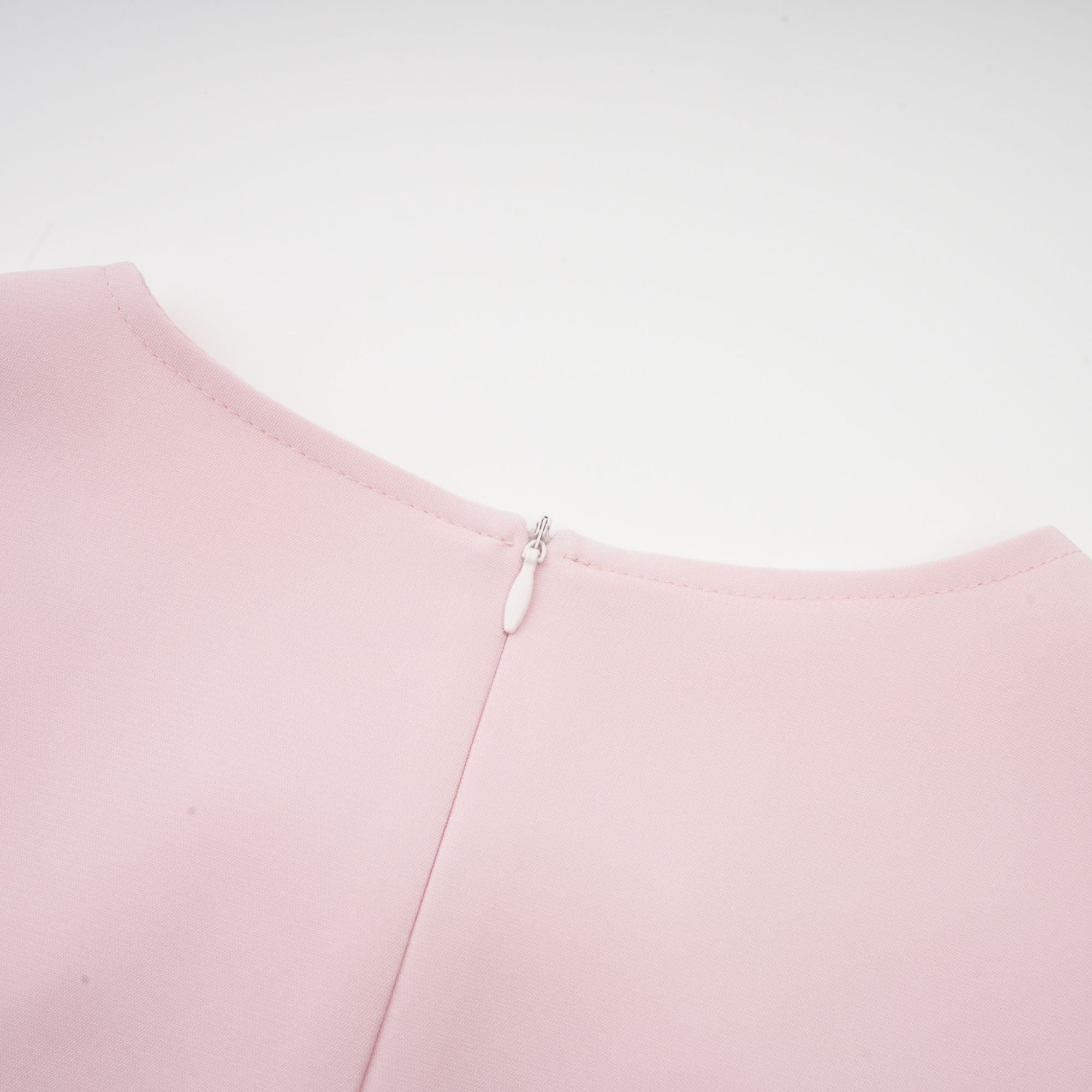 Elise – Rosa Midikleid mit Schlitzkragen und Schleifendetail