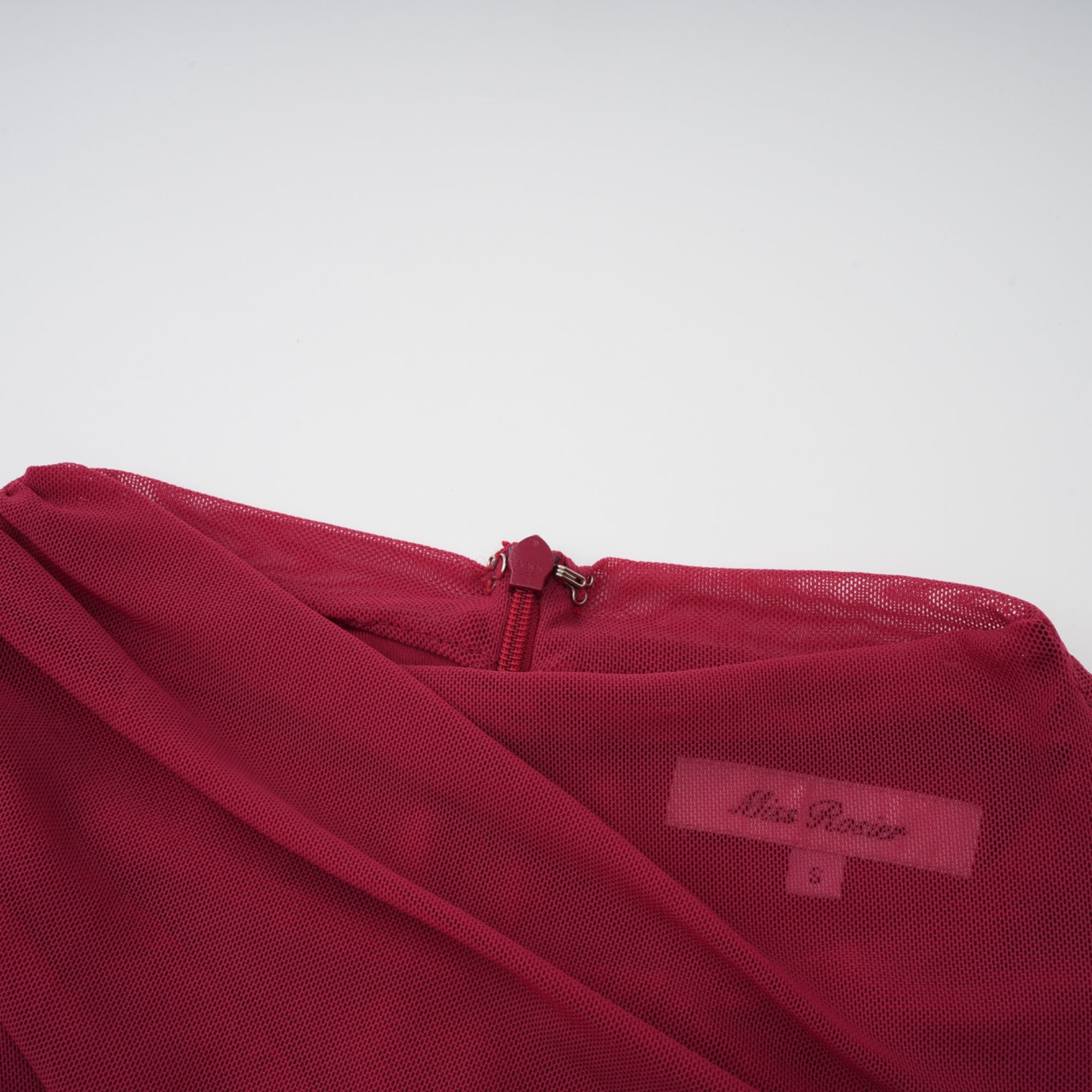 فستان سيلفي ماكسي أحمر غير متماثل من القماش الشبكي المكشكش