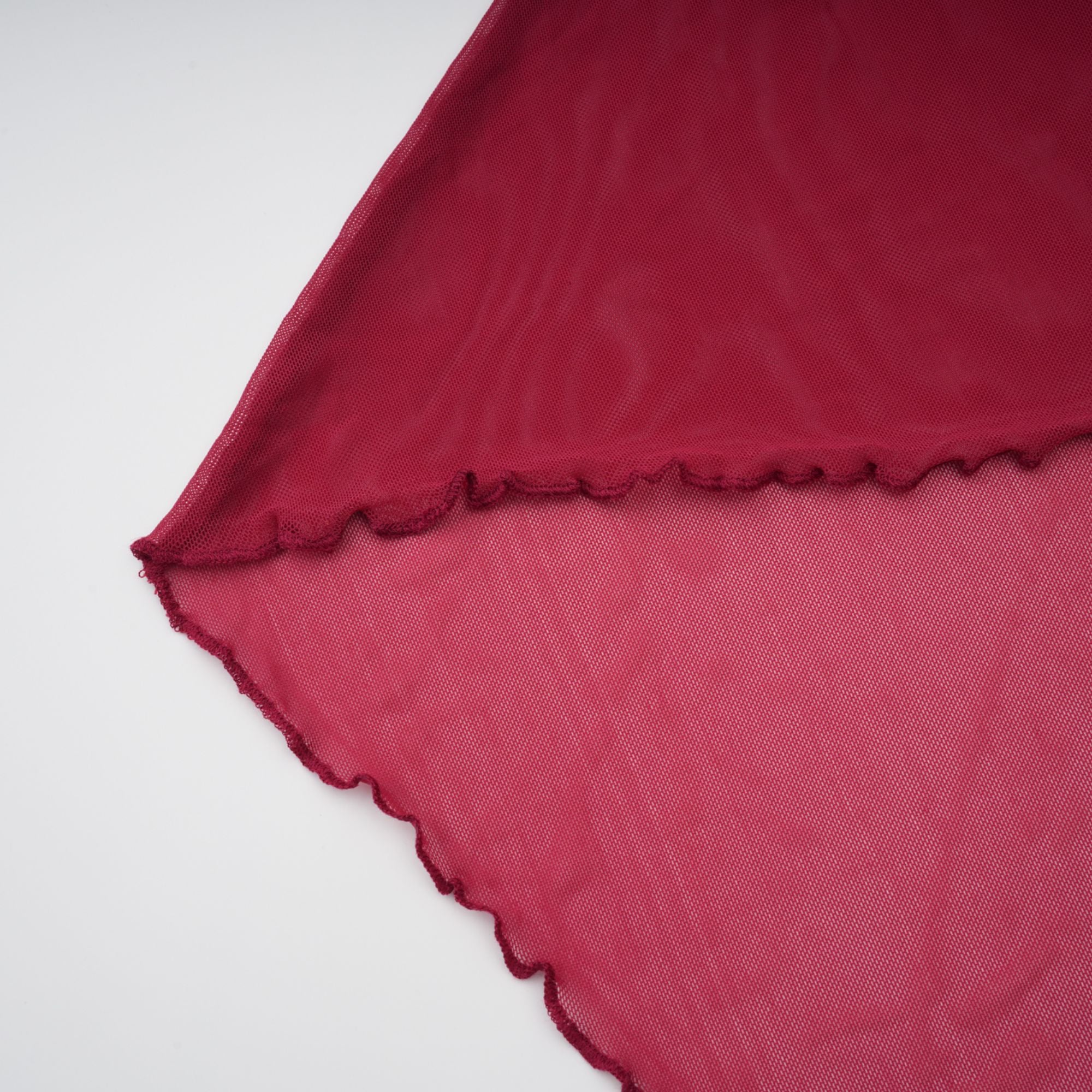 فستان سيلفي ماكسي أحمر غير متماثل من القماش الشبكي المكشكش