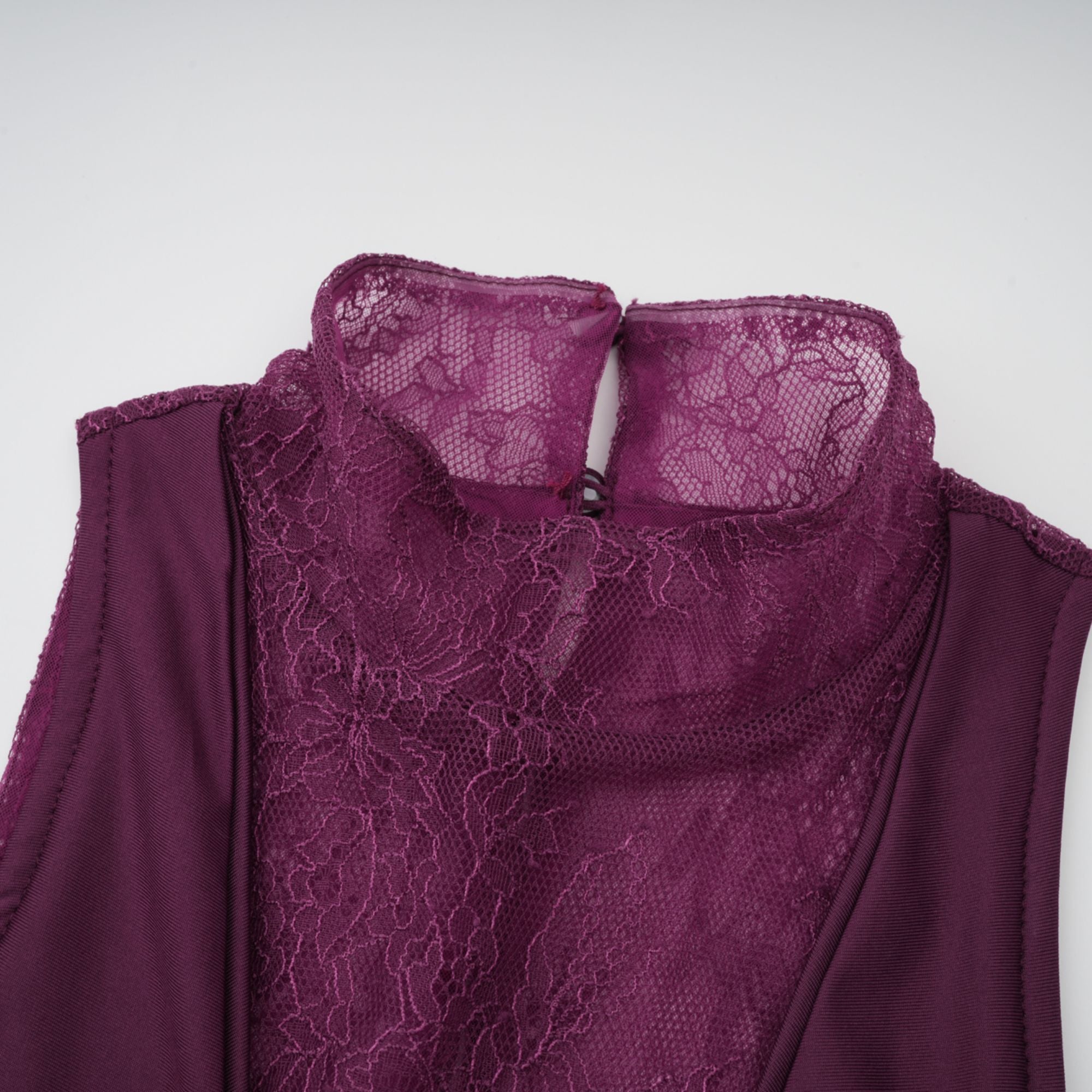 فستان طويل مزين بالدانتيل من Borbála باللون الأرجواني