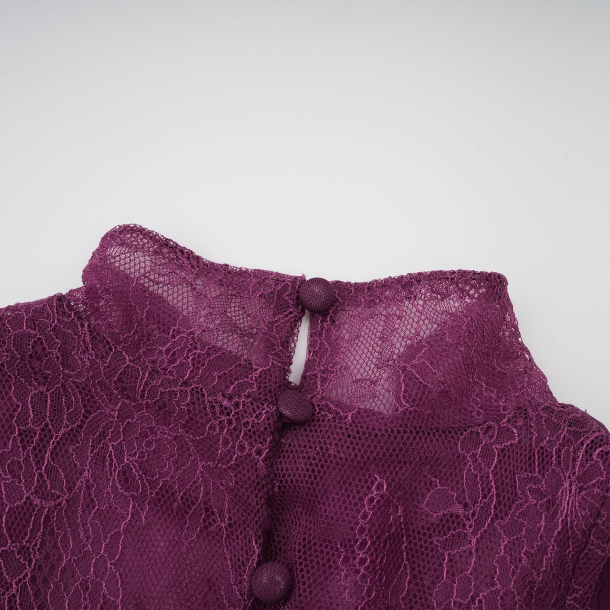 فستان طويل مزين بالدانتيل من Borbála باللون الأرجواني