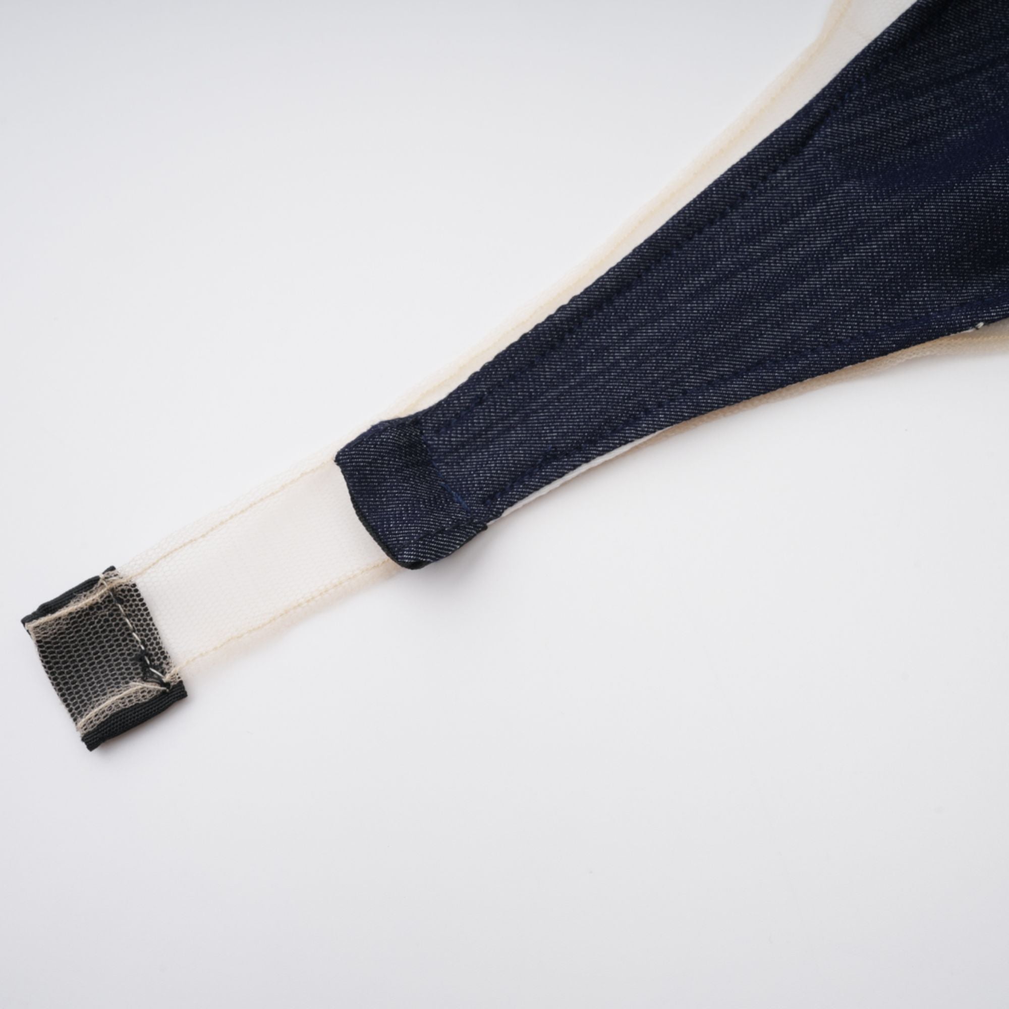 بدلة جسم شفافة من قماش الدنيم باللون الأزرق الرملي