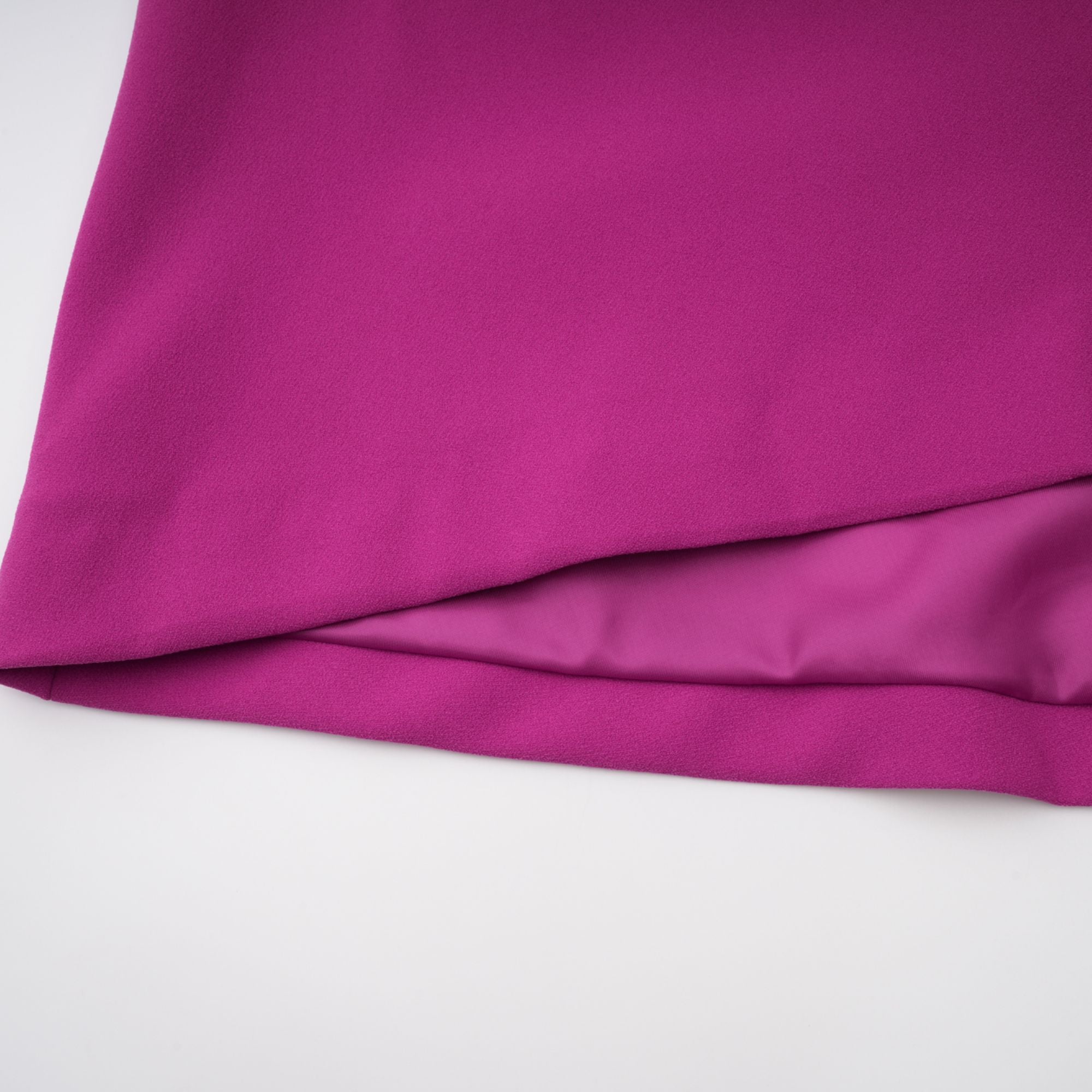 فستان حورية البحر الفوشيا الرائع بتفاصيل فتحة المفتاح