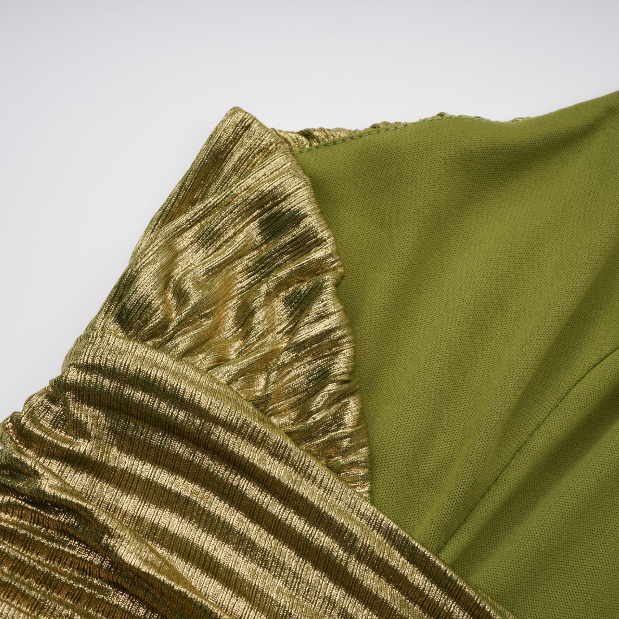 فستان ماكسي مطوية باللون الأخضر اللامع من ألكيمي