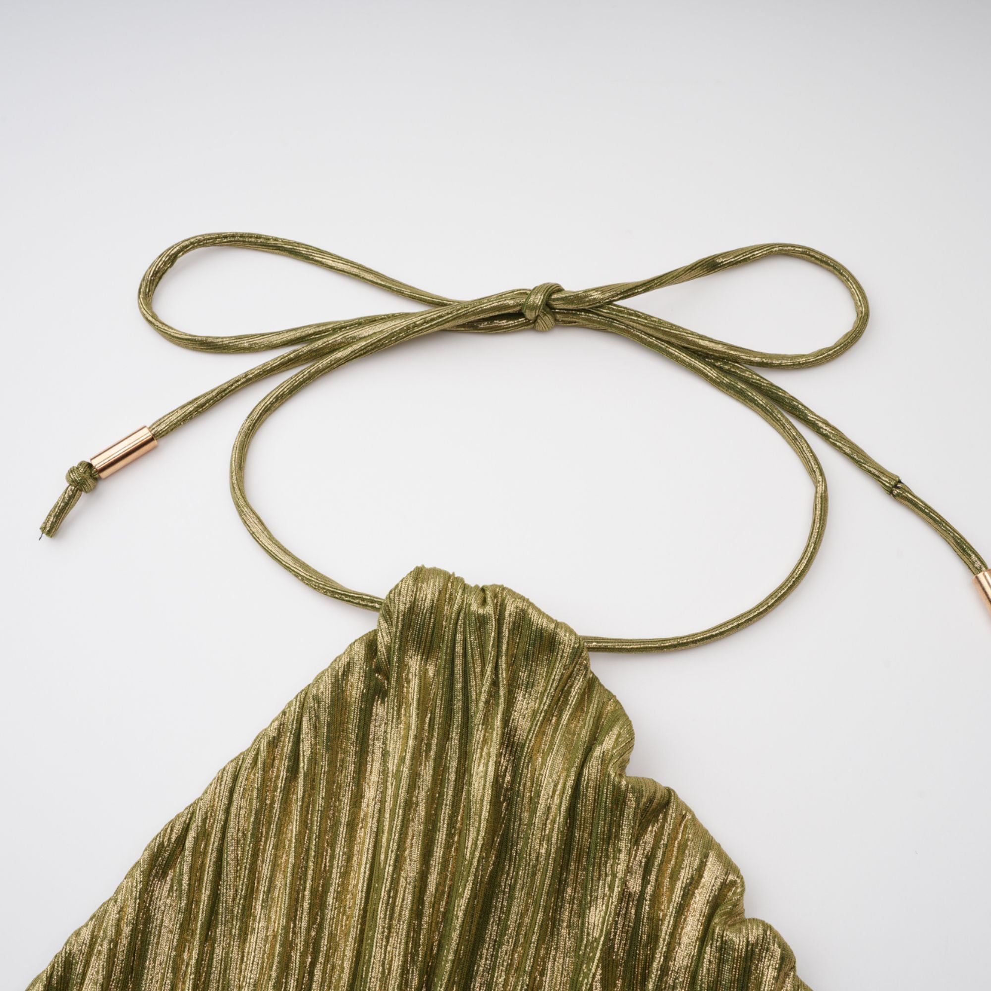 فستان ماكسي مطوية باللون الأخضر اللامع من ألكيمي