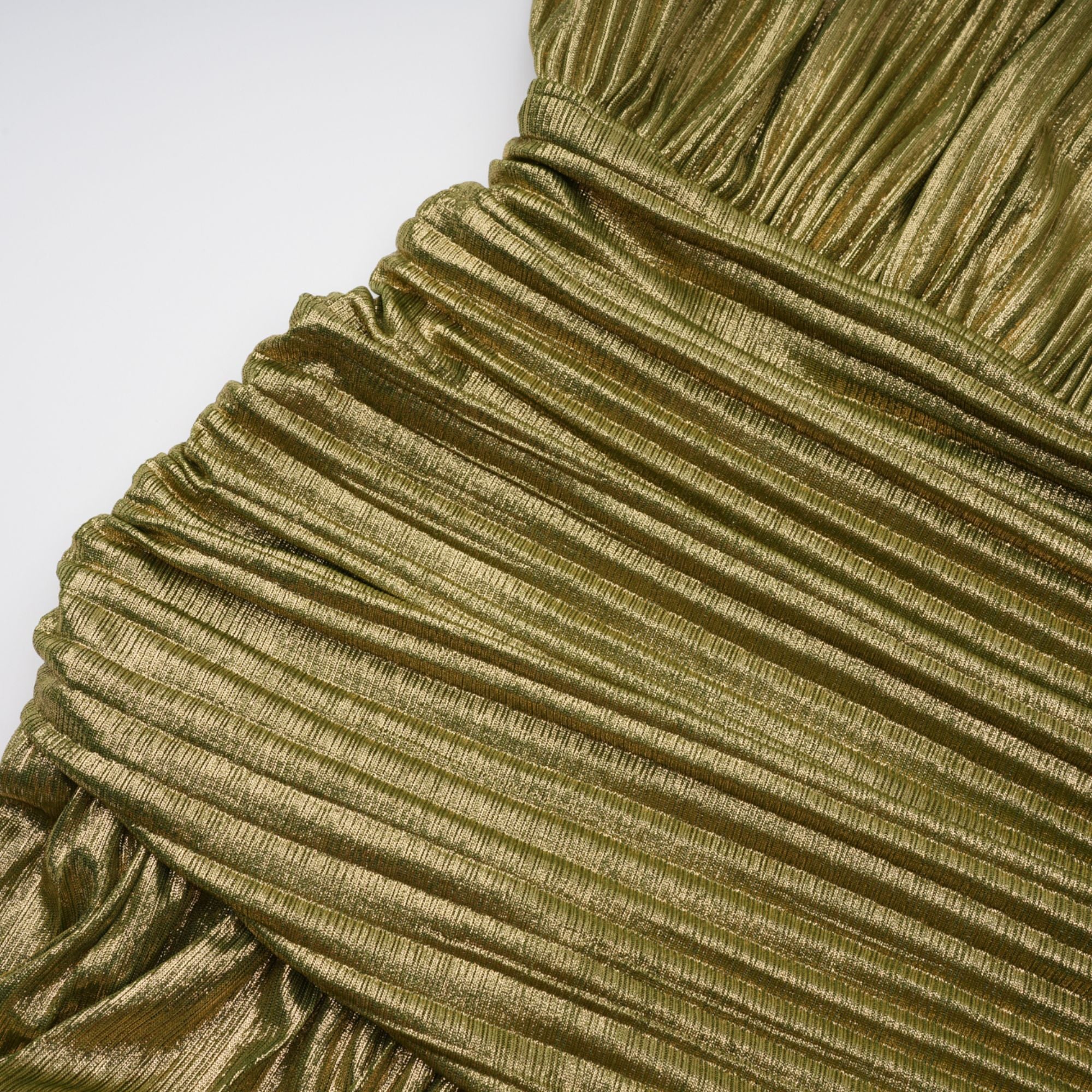 فستان ماكسي مطوية باللون الأخضر اللامع من ألكيمي