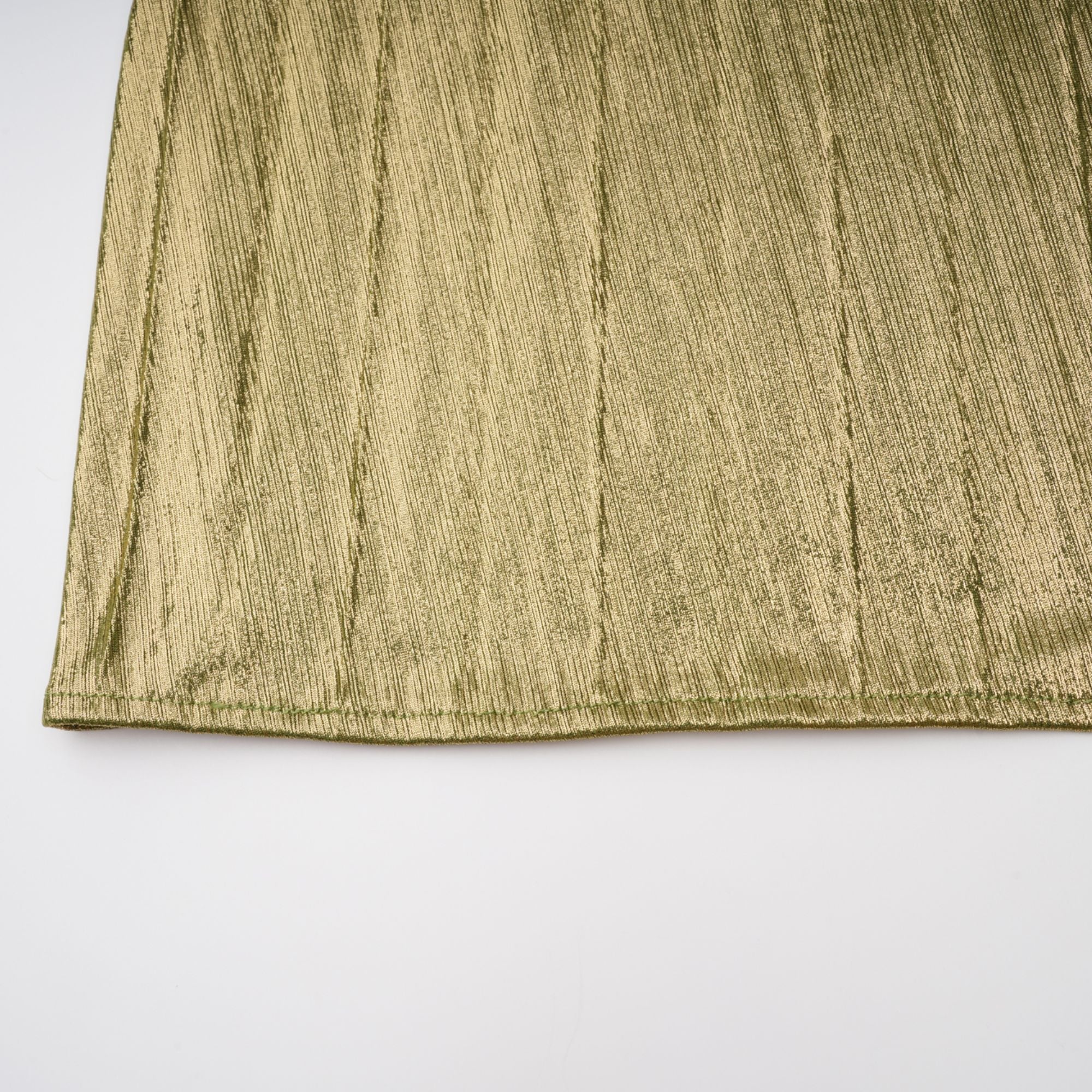 فستان ماكسي مطوية باللون الأخضر اللامع من ألكيمي